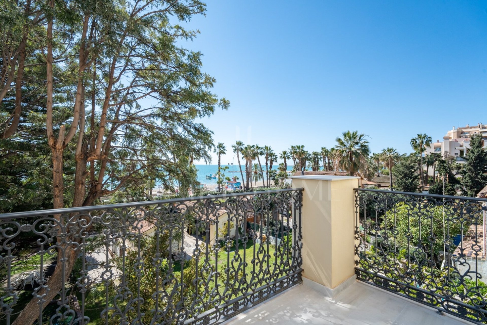 Exclusive luxury duplex in the historic palace of the Paseo de Sancha Discover a unique home in Malaga: a spectacular luxury duplex, completely renovated, located in a majestic palace of the early twentieth century designed by the renowned arqu