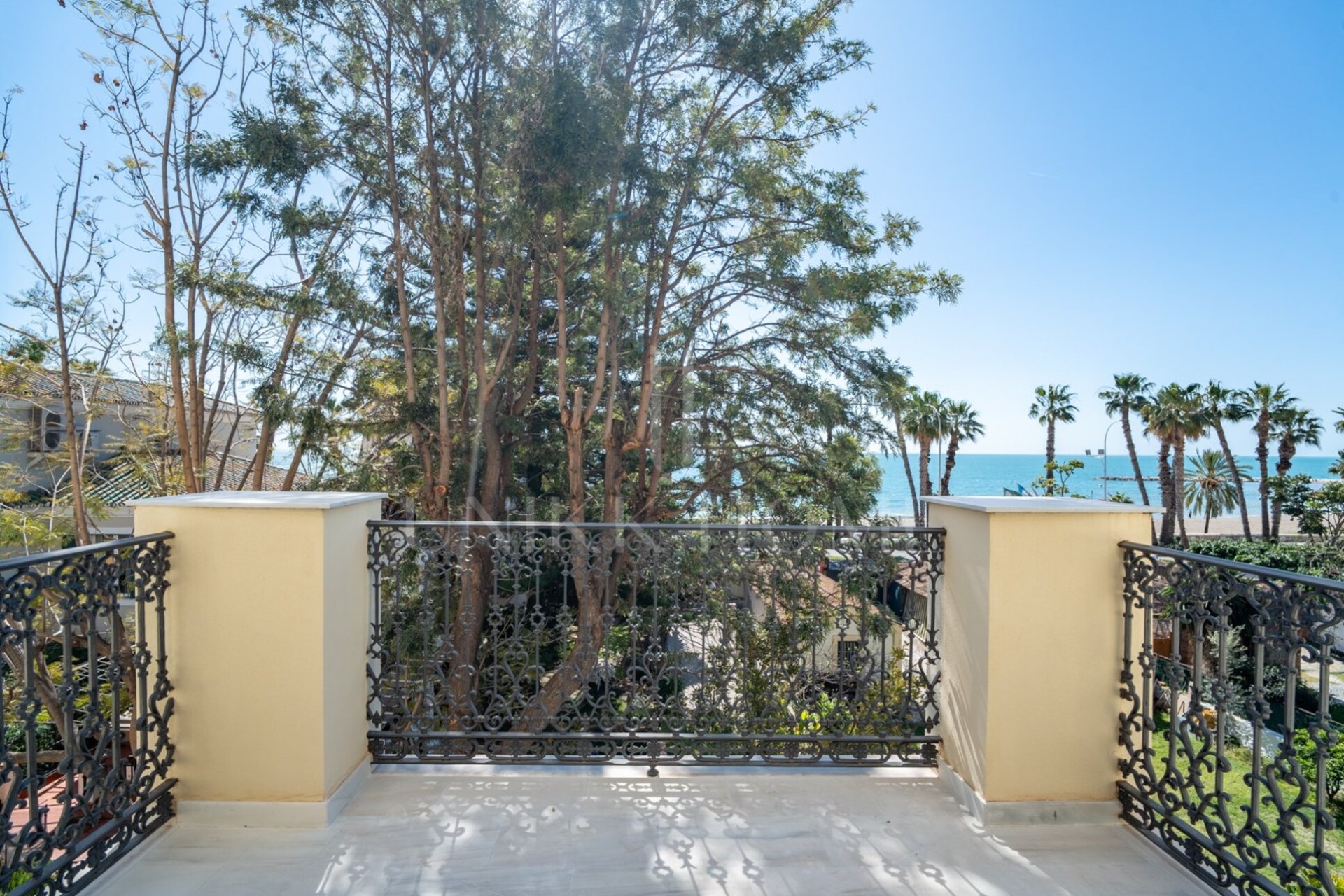 Exclusive luxury duplex in the historic palace of the Paseo de Sancha Discover a unique home in Malaga: a spectacular luxury duplex, completely renovated, located in a majestic palace of the early twentieth century designed by the renowned arqu