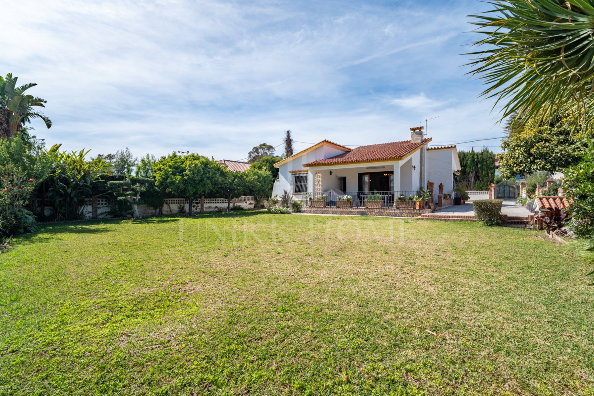 Living in front of the sea: spaciousness, light and a plot with infinite possibilities Discover this bright 4 bedroom and 3 separate bathrooms, located in a privileged position right in front of the beach. With 135 m2 built with possibility of