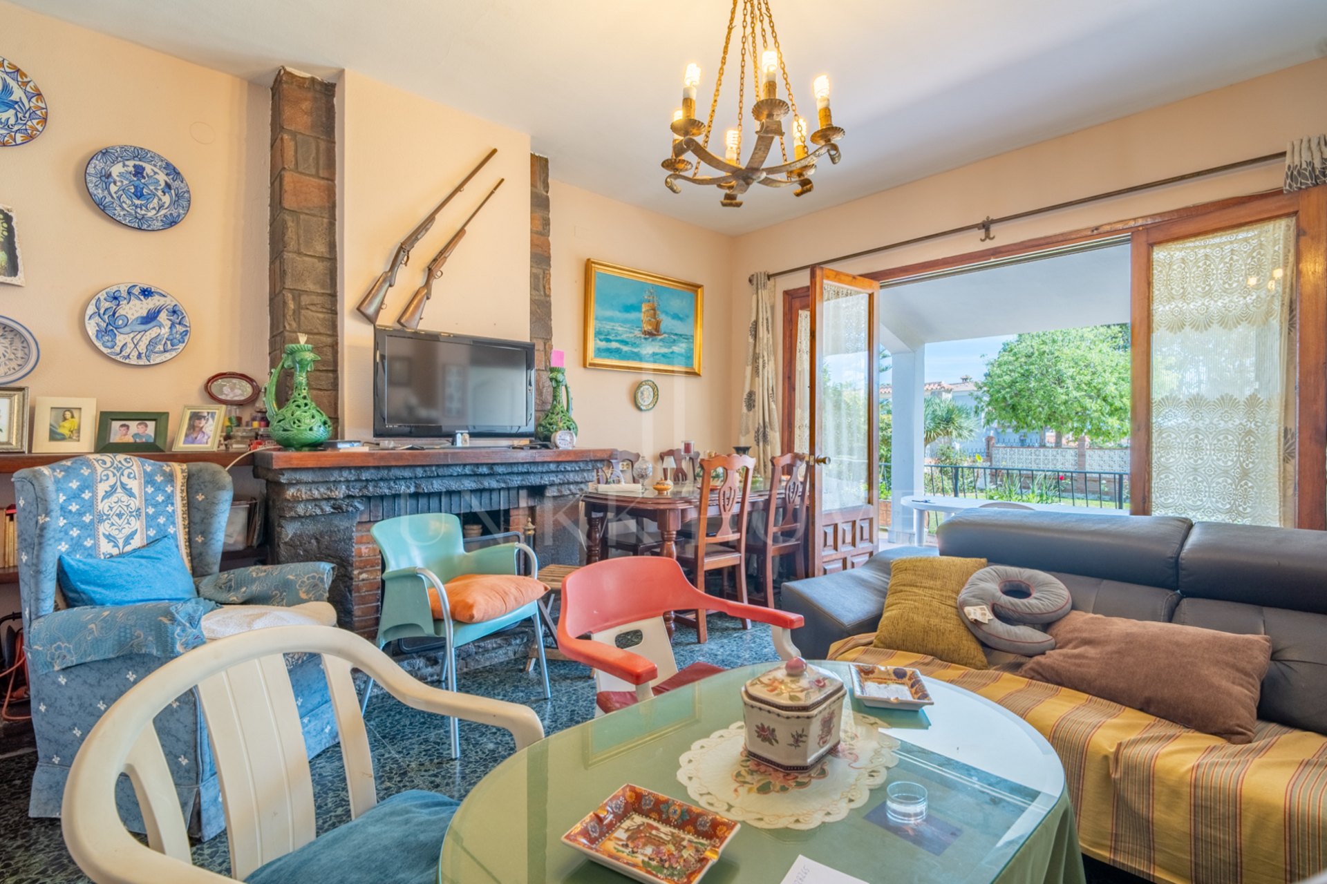 Living in front of the sea: spaciousness, light and a plot with infinite possibilities Discover this bright 4 bedroom and 3 separate bathrooms, located in a privileged position right in front of the beach. With 135 m2 built with possibility of