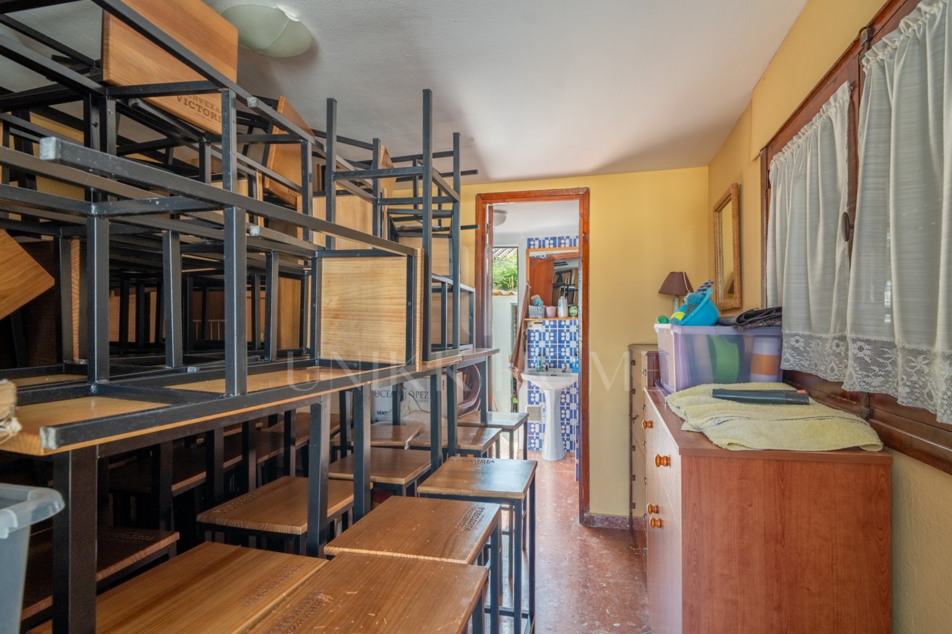 Living in front of the sea: spaciousness, light and a plot with infinite possibilities Discover this bright 4 bedroom and 3 separate bathrooms, located in a privileged position right in front of the beach. With 135 m2 built with possibility of