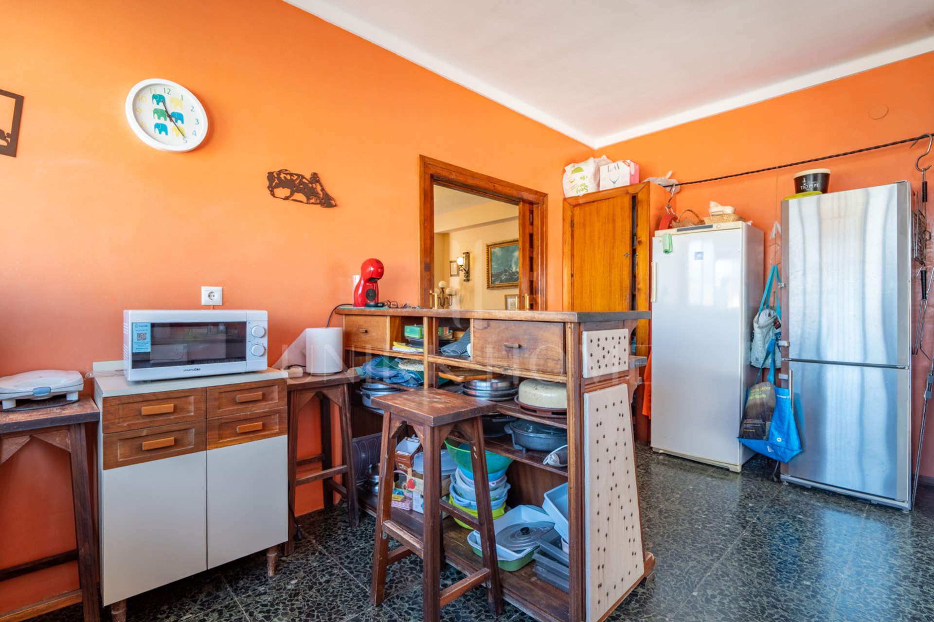 Living in front of the sea: spaciousness, light and a plot with infinite possibilities Discover this bright 4 bedroom and 3 separate bathrooms, located in a privileged position right in front of the beach. With 135 m2 built with possibility of