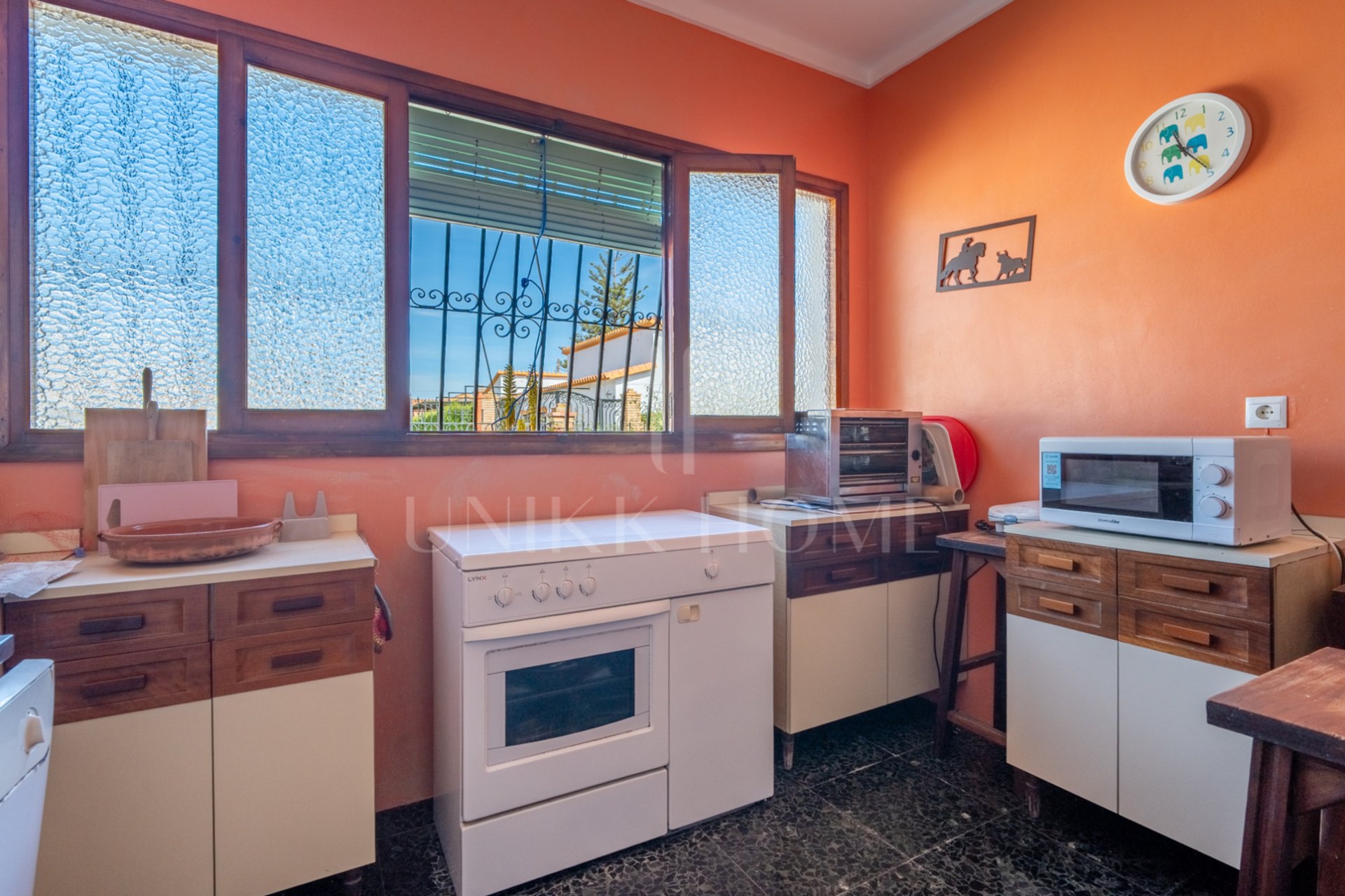 Living in front of the sea: spaciousness, light and a plot with infinite possibilities Discover this bright 4 bedroom and 3 separate bathrooms, located in a privileged position right in front of the beach. With 135 m2 built with possibility of