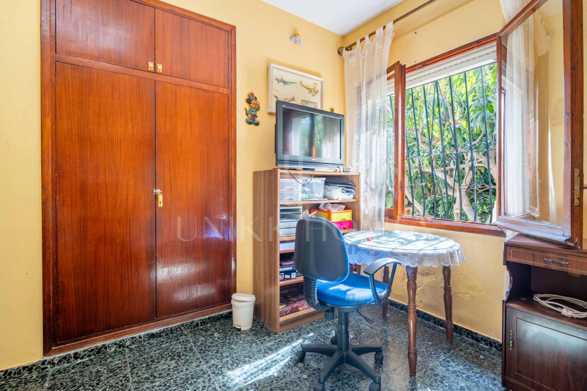 Living in front of the sea: spaciousness, light and a plot with infinite possibilities Discover this bright 4 bedroom and 3 separate bathrooms, located in a privileged position right in front of the beach. With 135 m2 built with possibility of