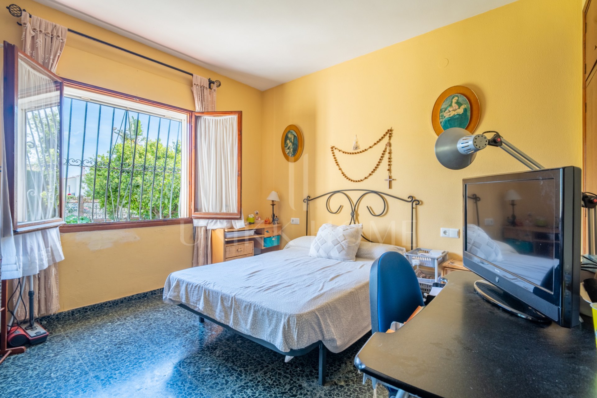 Living in front of the sea: spaciousness, light and a plot with infinite possibilities Discover this bright 4 bedroom and 3 separate bathrooms, located in a privileged position right in front of the beach. With 135 m2 built with possibility of