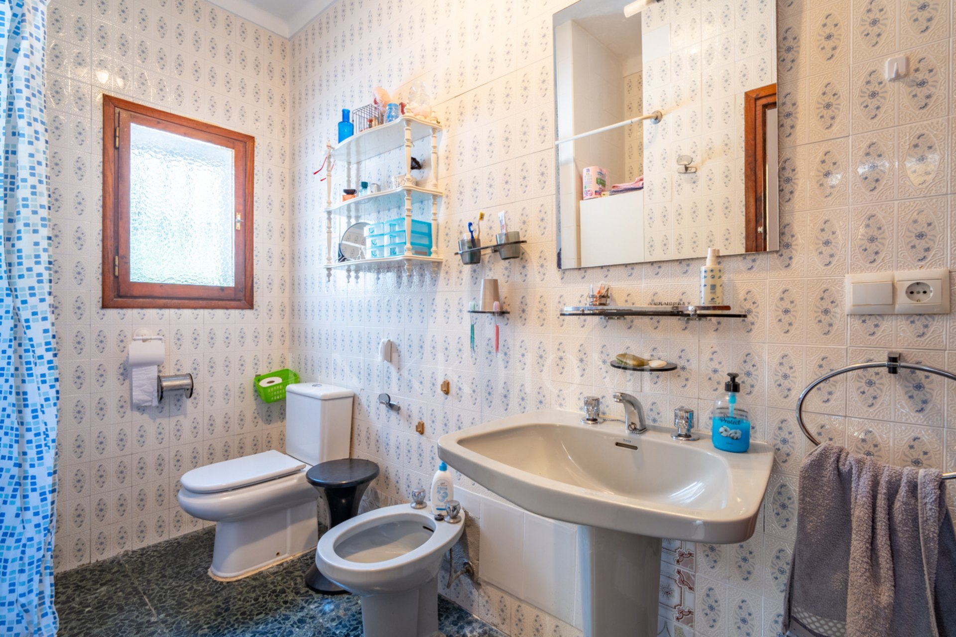 Living in front of the sea: spaciousness, light and a plot with infinite possibilities Discover this bright 4 bedroom and 3 separate bathrooms, located in a privileged position right in front of the beach. With 135 m2 built with possibility of