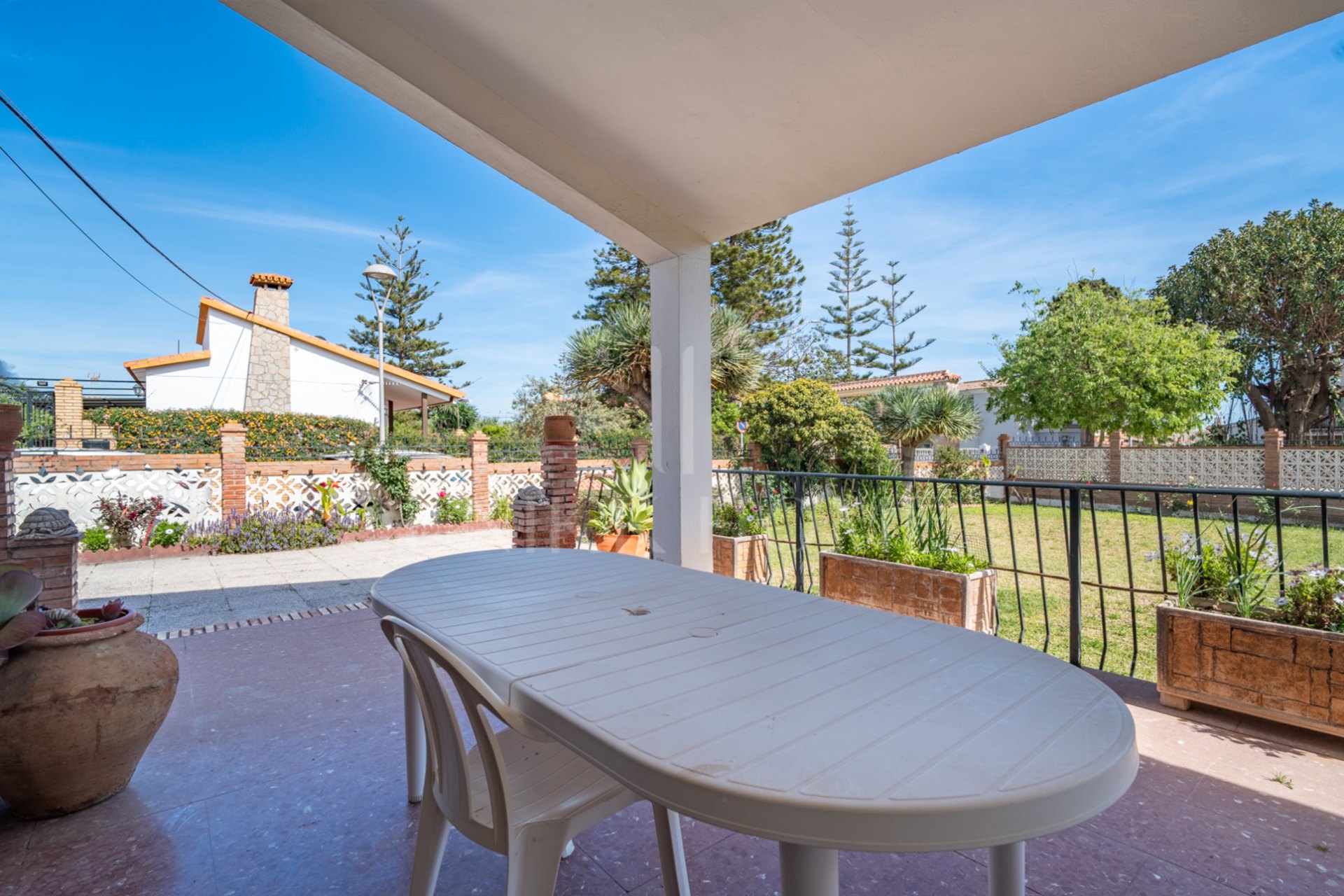 Living in front of the sea: spaciousness, light and a plot with infinite possibilities Discover this bright 4 bedroom and 3 separate bathrooms, located in a privileged position right in front of the beach. With 135 m2 built with possibility of