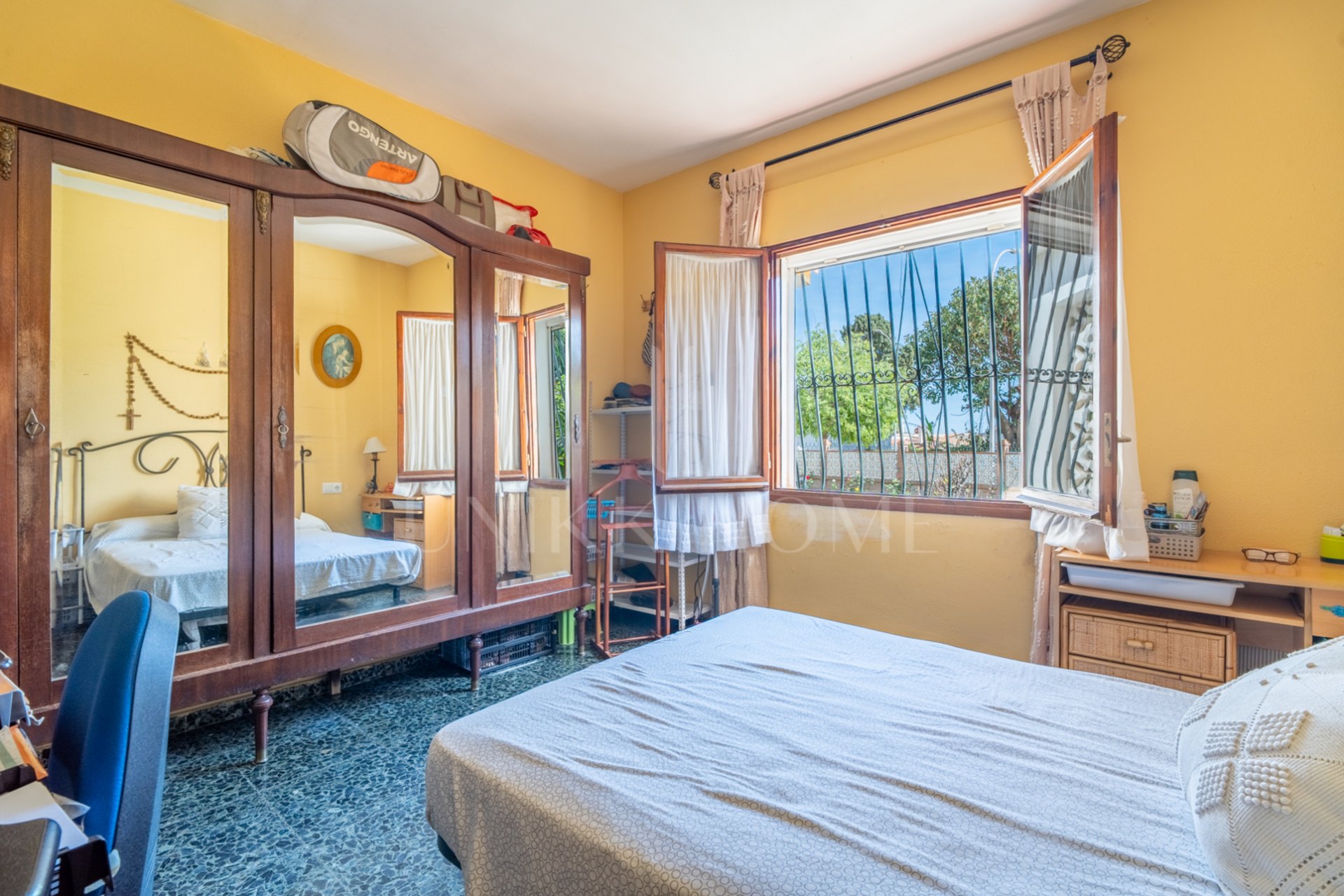 Living in front of the sea: spaciousness, light and a plot with infinite possibilities Discover this bright 4 bedroom and 3 separate bathrooms, located in a privileged position right in front of the beach. With 135 m2 built with possibility of