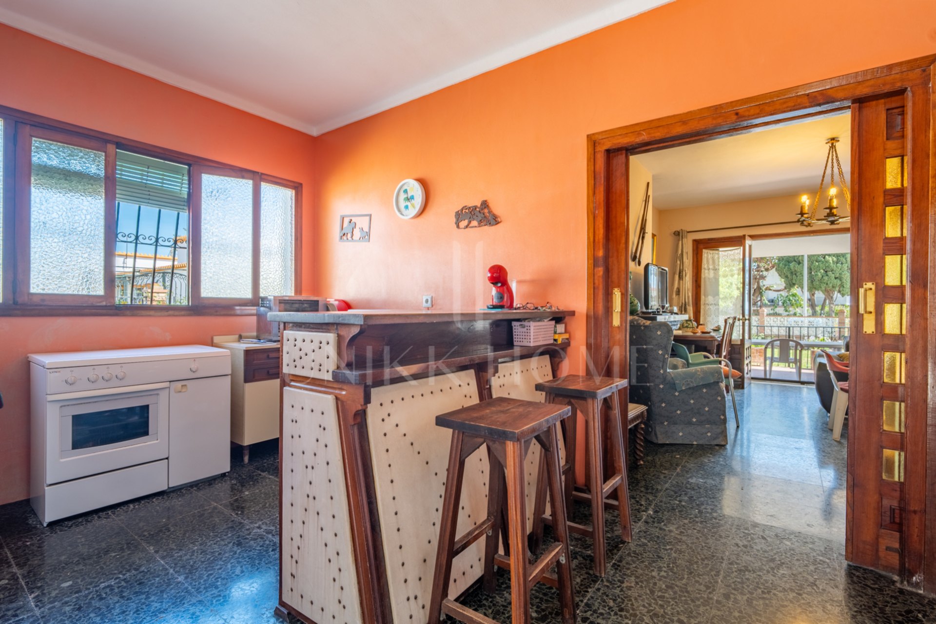 Living in front of the sea: spaciousness, light and a plot with infinite possibilities Discover this bright 4 bedroom and 3 separate bathrooms, located in a privileged position right in front of the beach. With 135 m2 built with possibility of