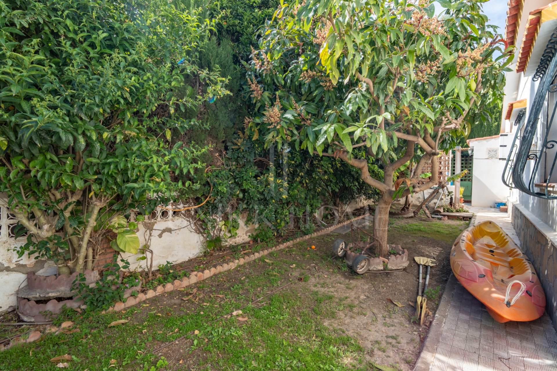 Living in front of the sea: spaciousness, light and a plot with infinite possibilities Discover this bright 4 bedroom and 3 separate bathrooms, located in a privileged position right in front of the beach. With 135 m2 built with possibility of