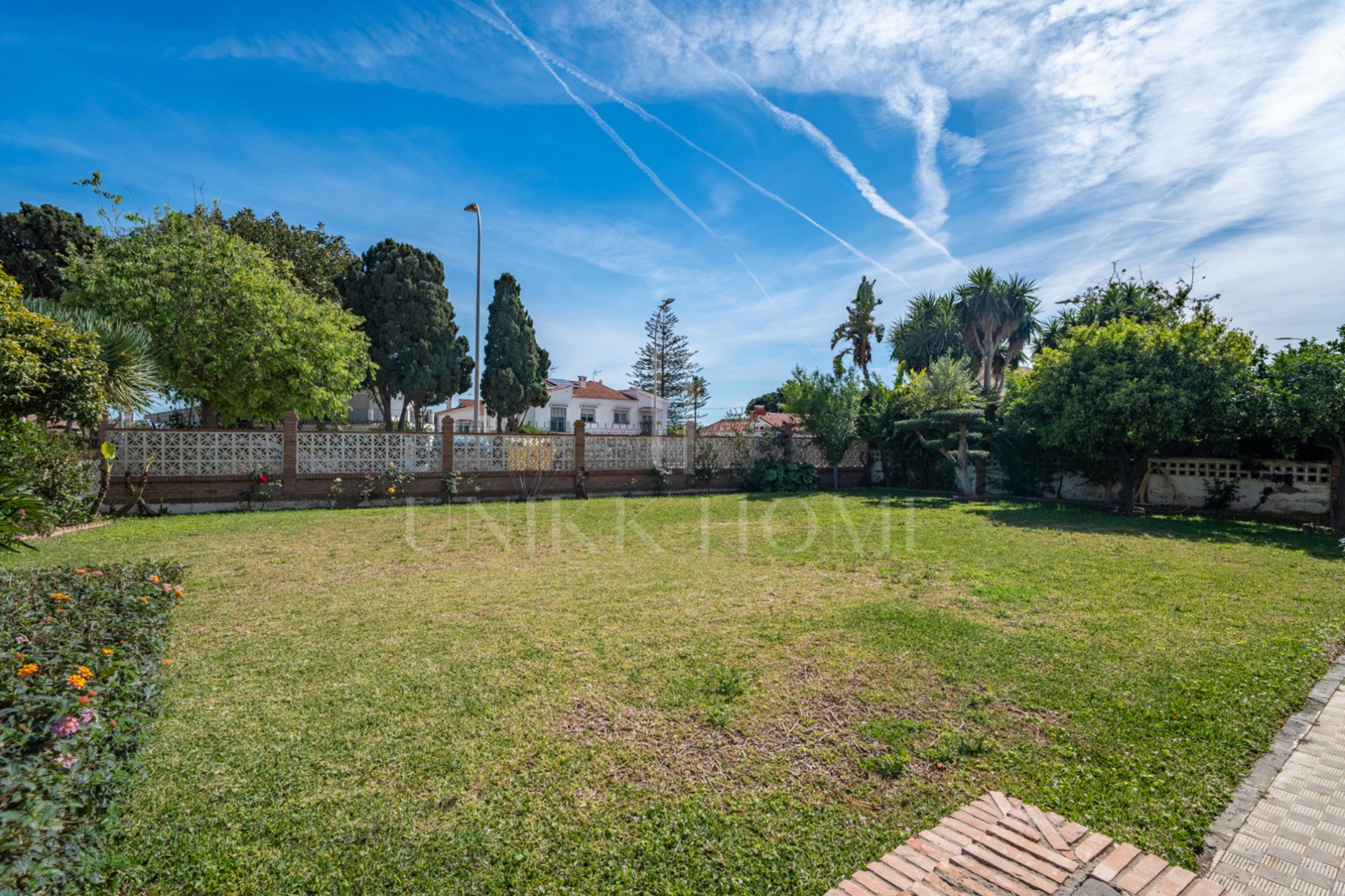 Living in front of the sea: spaciousness, light and a plot with infinite possibilities Discover this bright 4 bedroom and 3 separate bathrooms, located in a privileged position right in front of the beach. With 135 m2 built with possibility of