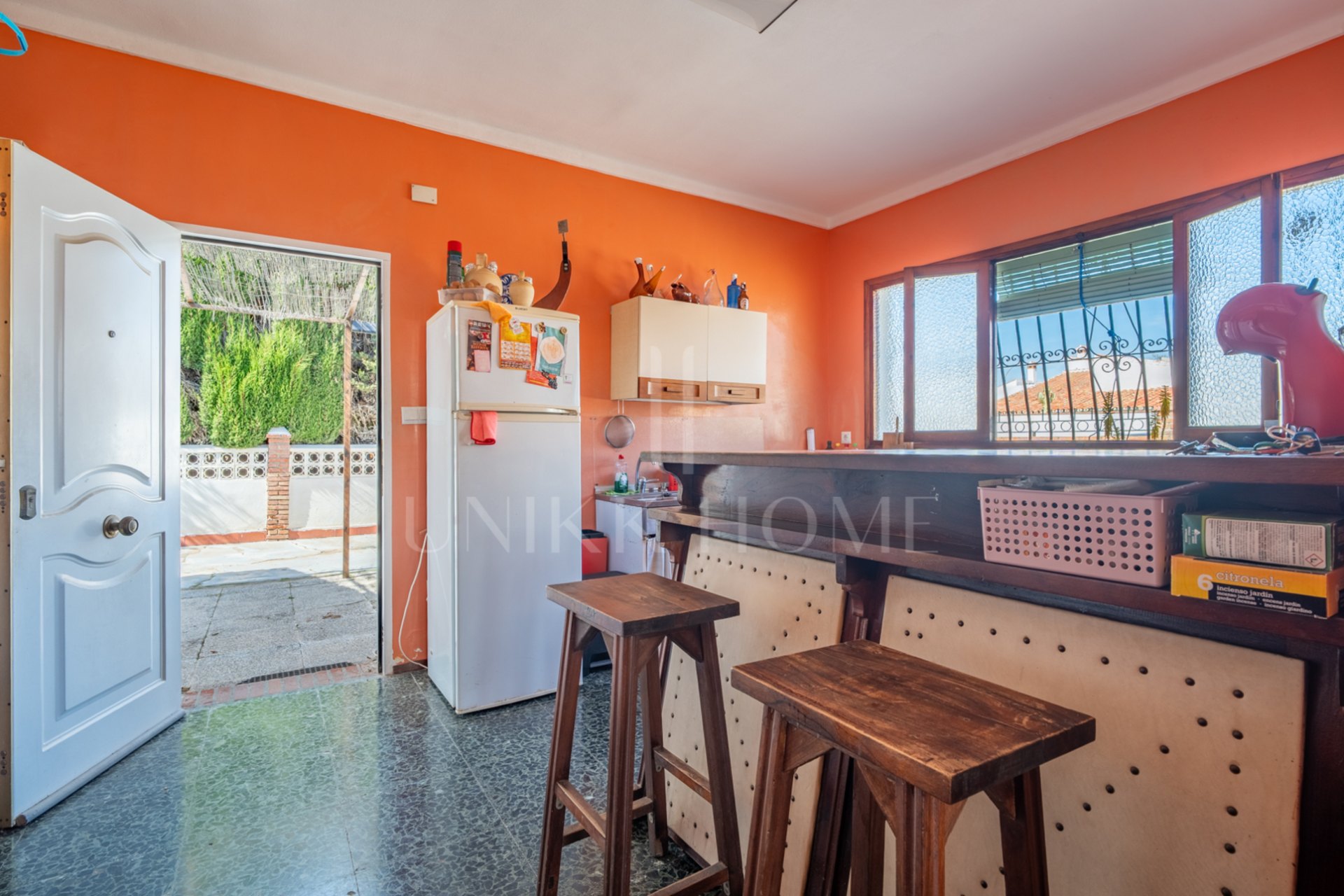 Living in front of the sea: spaciousness, light and a plot with infinite possibilities Discover this bright 4 bedroom and 3 separate bathrooms, located in a privileged position right in front of the beach. With 135 m2 built with possibility of