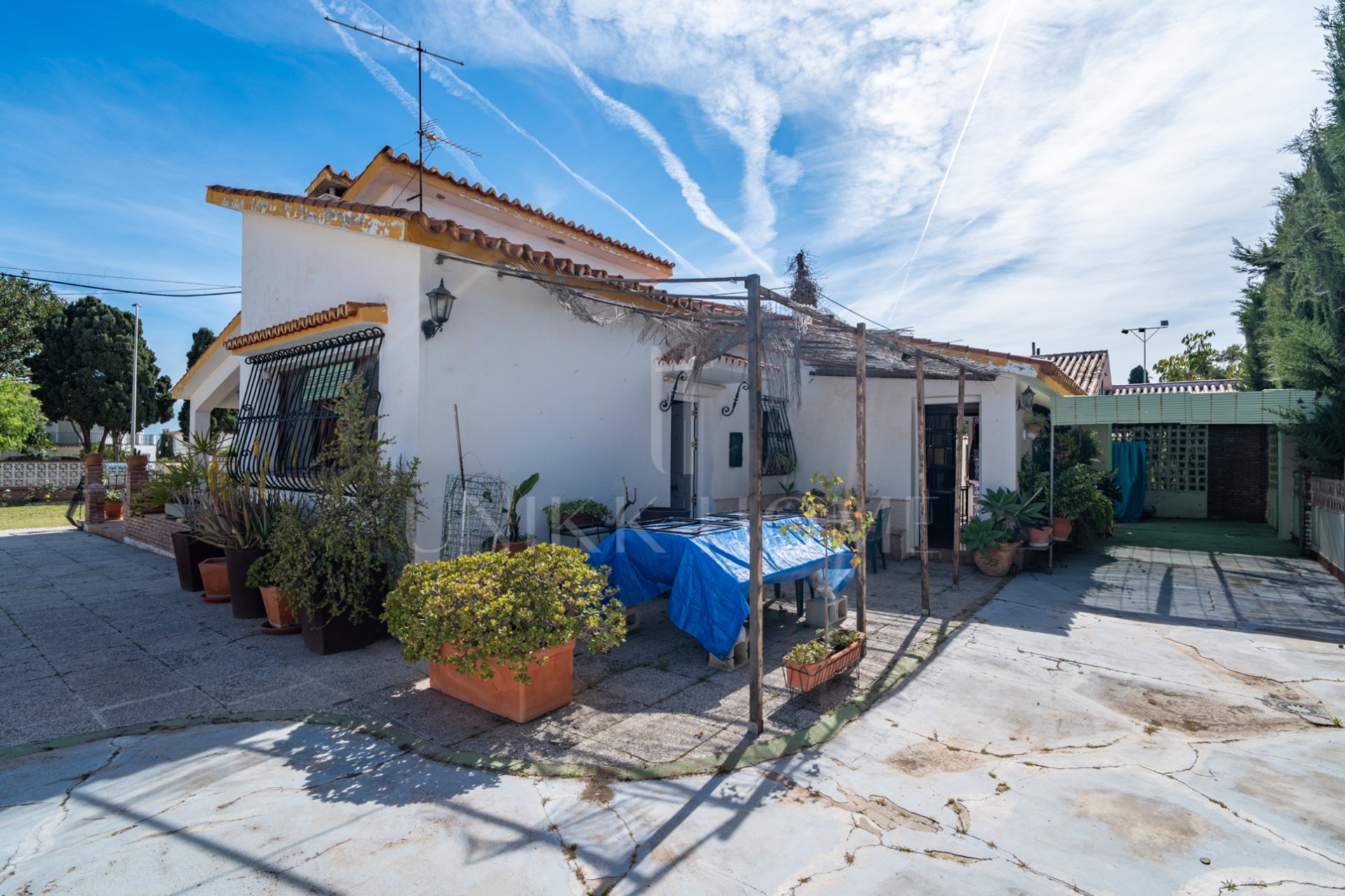 Living in front of the sea: spaciousness, light and a plot with infinite possibilities Discover this bright 4 bedroom and 3 separate bathrooms, located in a privileged position right in front of the beach. With 135 m2 built with possibility of