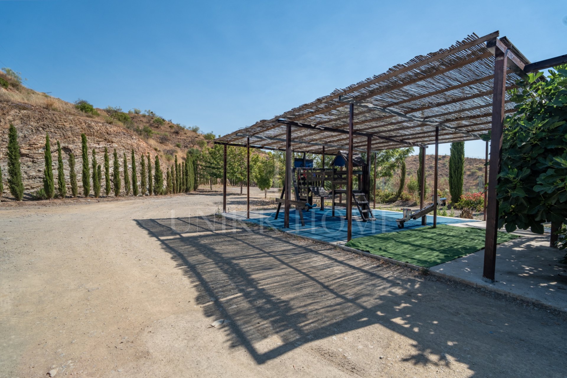Discover this exceptional property located in a privileged natural environment, just a few minutes from the urban centre of Estación de Cártama. A unique opportunity both to enjoy a house surrounded by nature and to invest in a neg