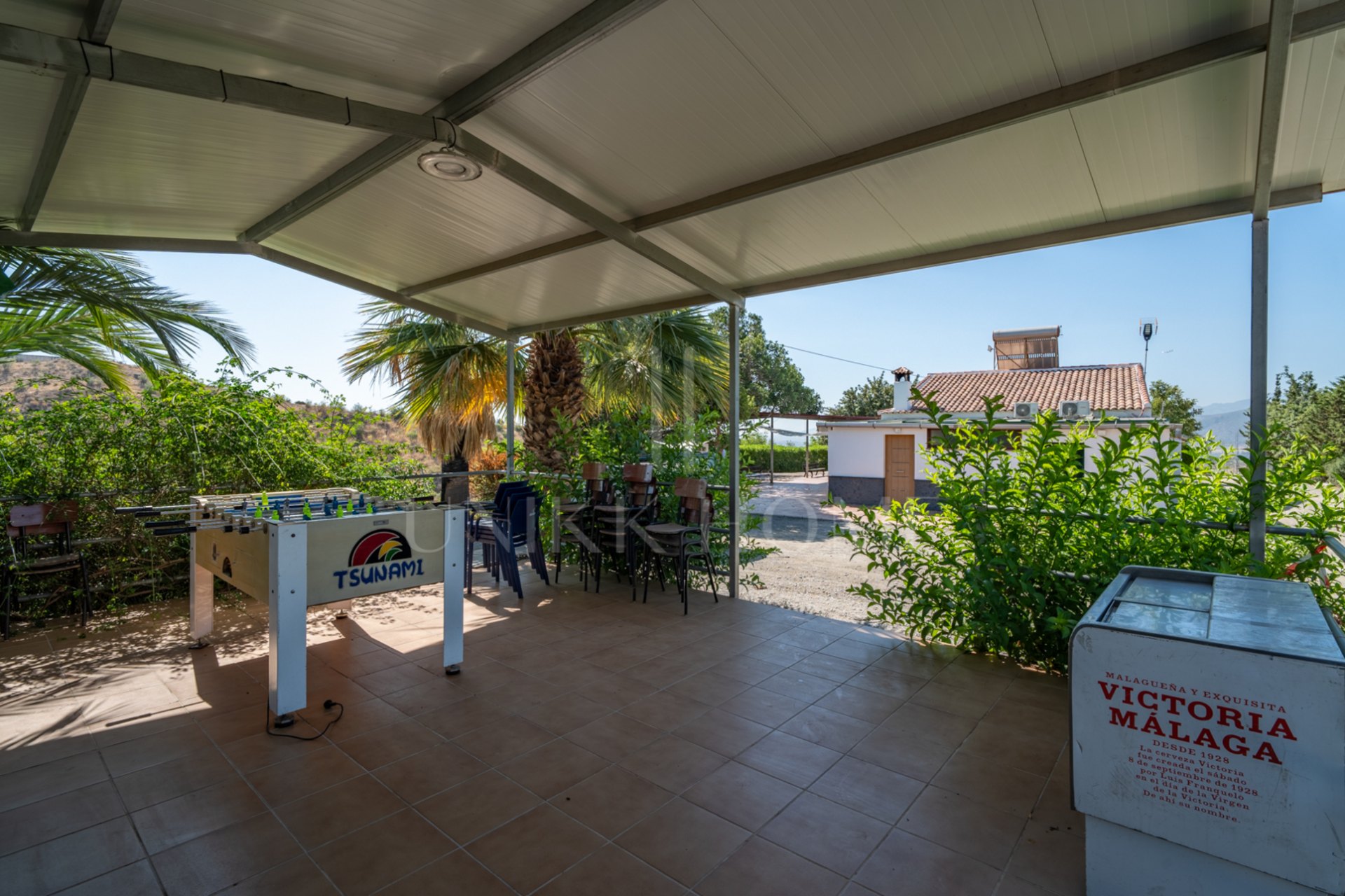 Discover this exceptional property located in a privileged natural environment, just a few minutes from the urban centre of Estación de Cártama. A unique opportunity both to enjoy a house surrounded by nature and to invest in a neg