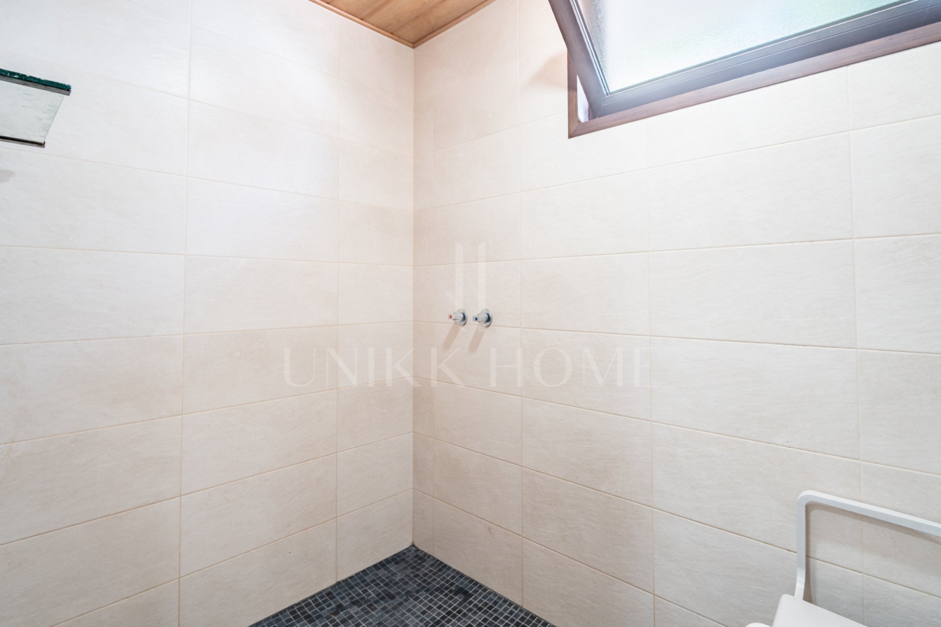 Discover this exceptional property located in a privileged natural environment, just a few minutes from the urban centre of Estación de Cártama. A unique opportunity both to enjoy a house surrounded by nature and to invest in a neg