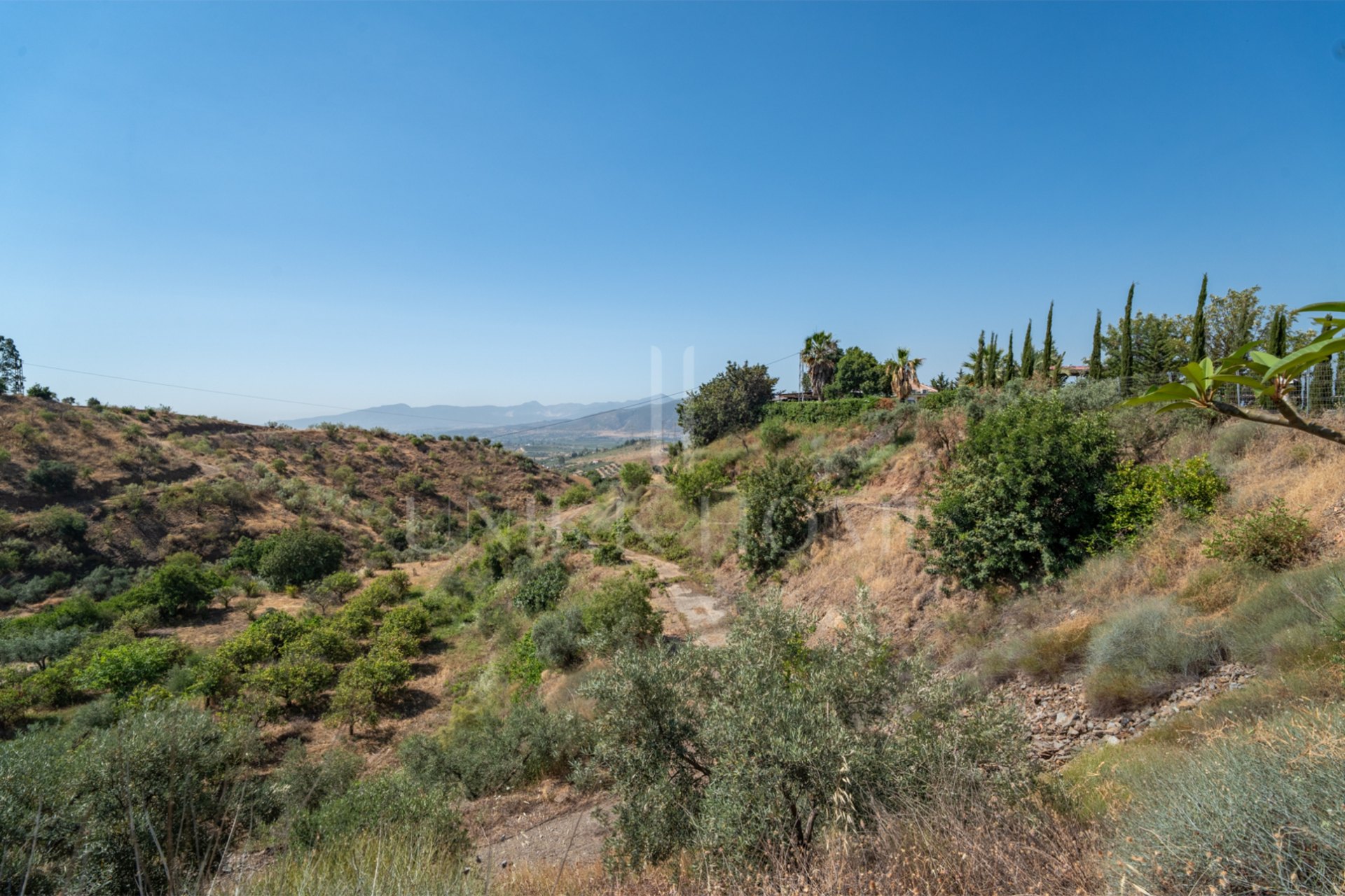 Discover this exceptional property located in a privileged natural environment, just a few minutes from the urban centre of Estación de Cártama. A unique opportunity both to enjoy a house surrounded by nature and to invest in a neg