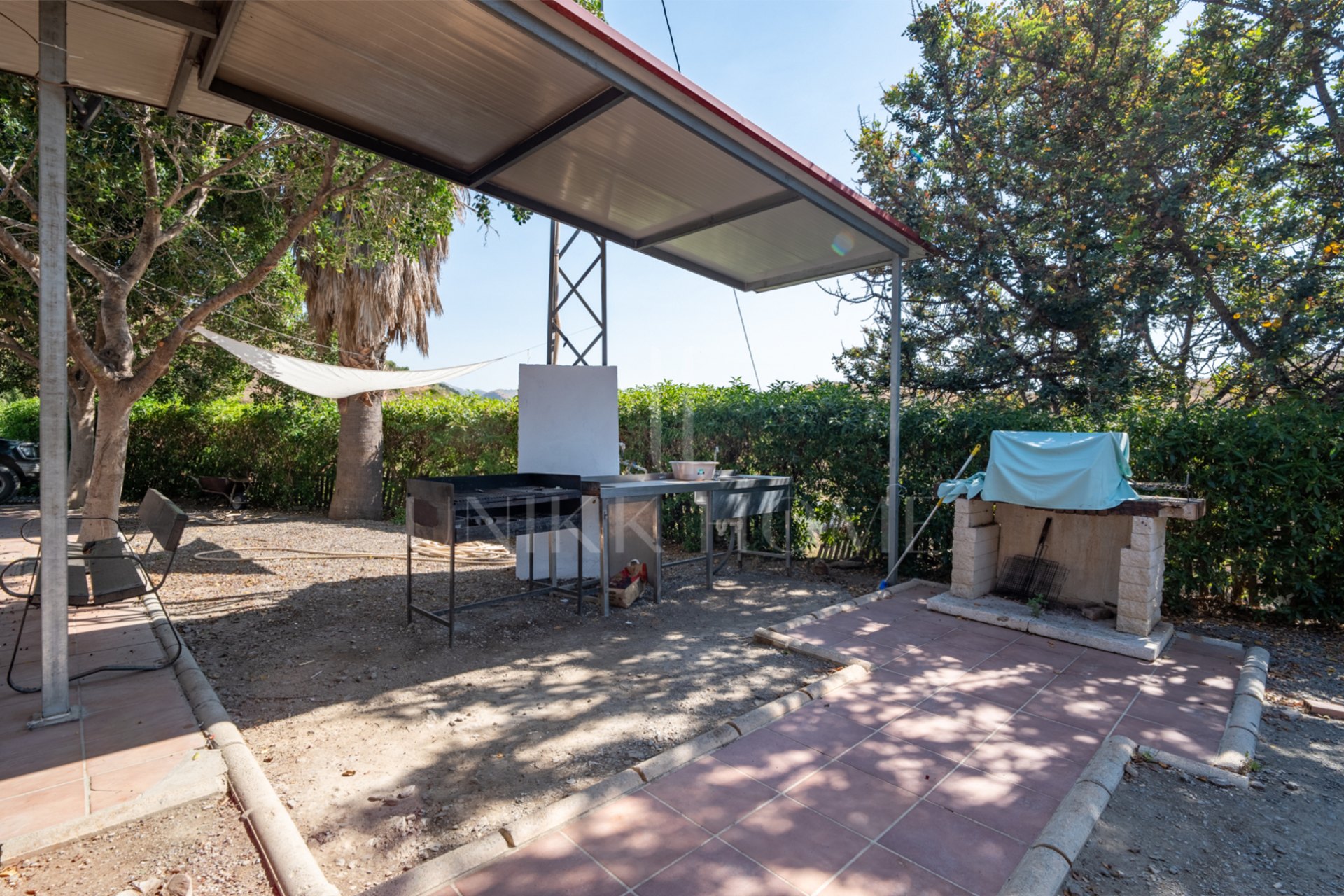 Discover this exceptional property located in a privileged natural environment, just a few minutes from the urban centre of Estación de Cártama. A unique opportunity both to enjoy a house surrounded by nature and to invest in a neg