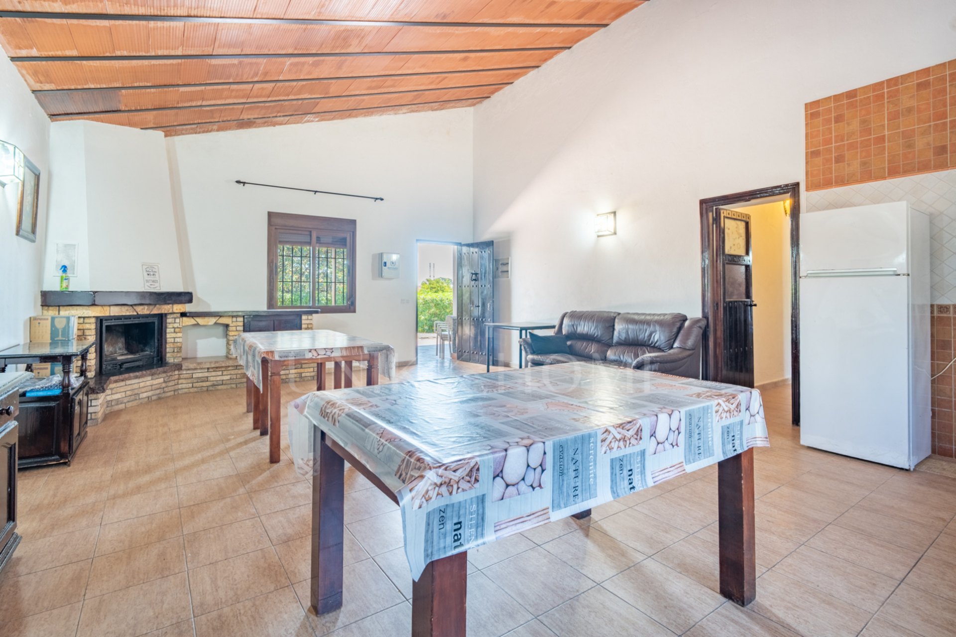 Discover this exceptional property located in a privileged natural environment, just a few minutes from the urban centre of Estación de Cártama. A unique opportunity both to enjoy a house surrounded by nature and to invest in a neg