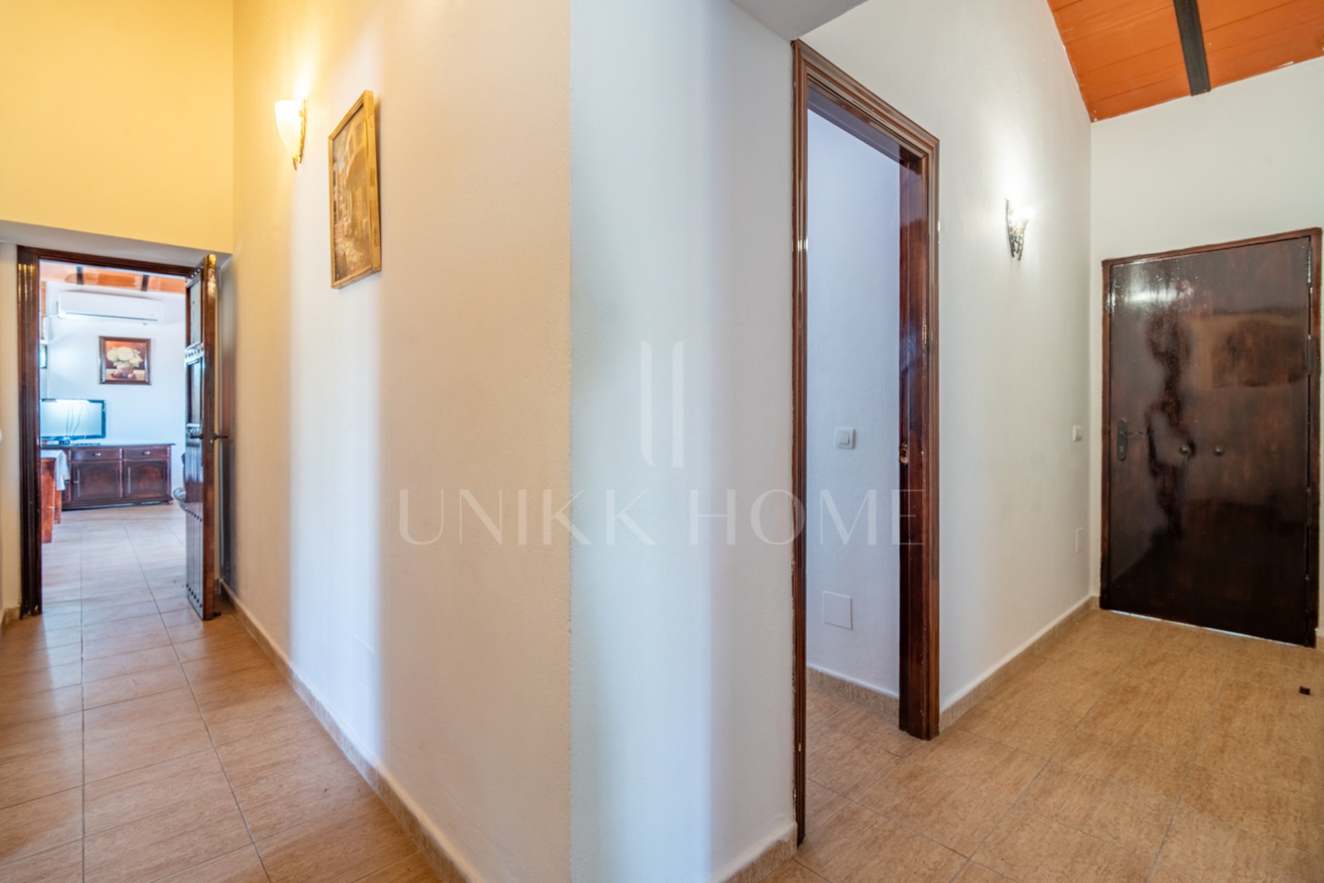 Discover this exceptional property located in a privileged natural environment, just a few minutes from the urban centre of Estación de Cártama. A unique opportunity both to enjoy a house surrounded by nature and to invest in a neg