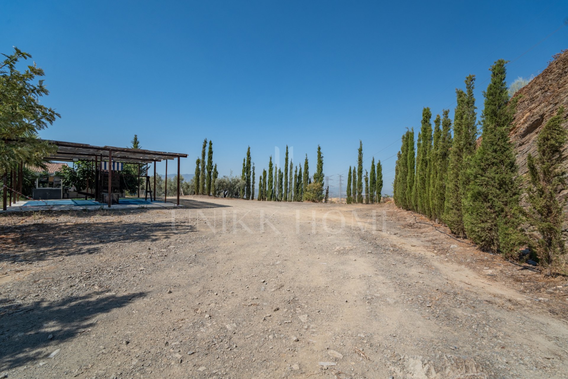 Discover this exceptional property located in a privileged natural environment, just a few minutes from the urban centre of Estación de Cártama. A unique opportunity both to enjoy a house surrounded by nature and to invest in a neg