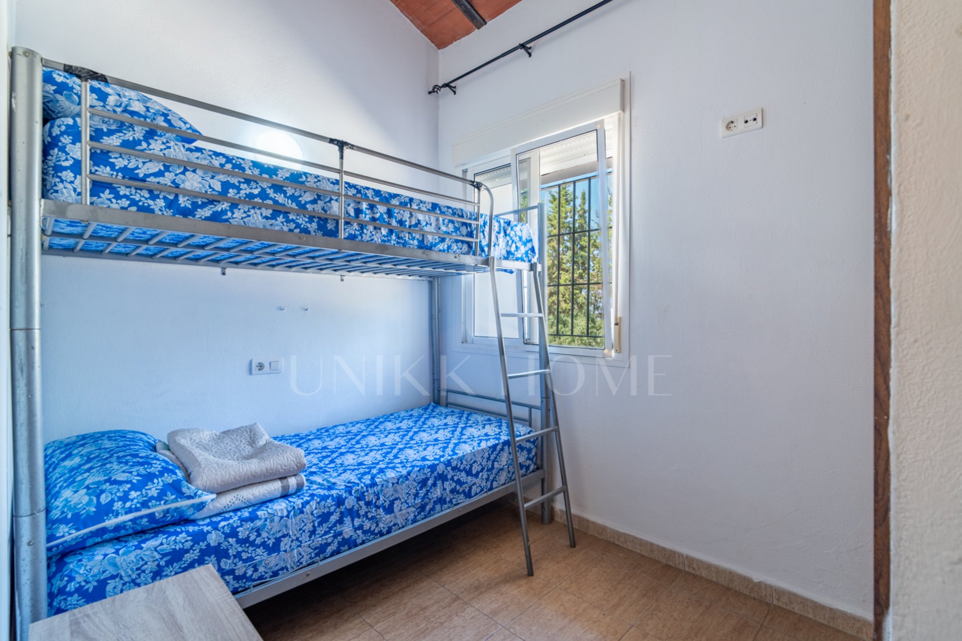Discover this exceptional property located in a privileged natural environment, just a few minutes from the urban centre of Estación de Cártama. A unique opportunity both to enjoy a house surrounded by nature and to invest in a neg