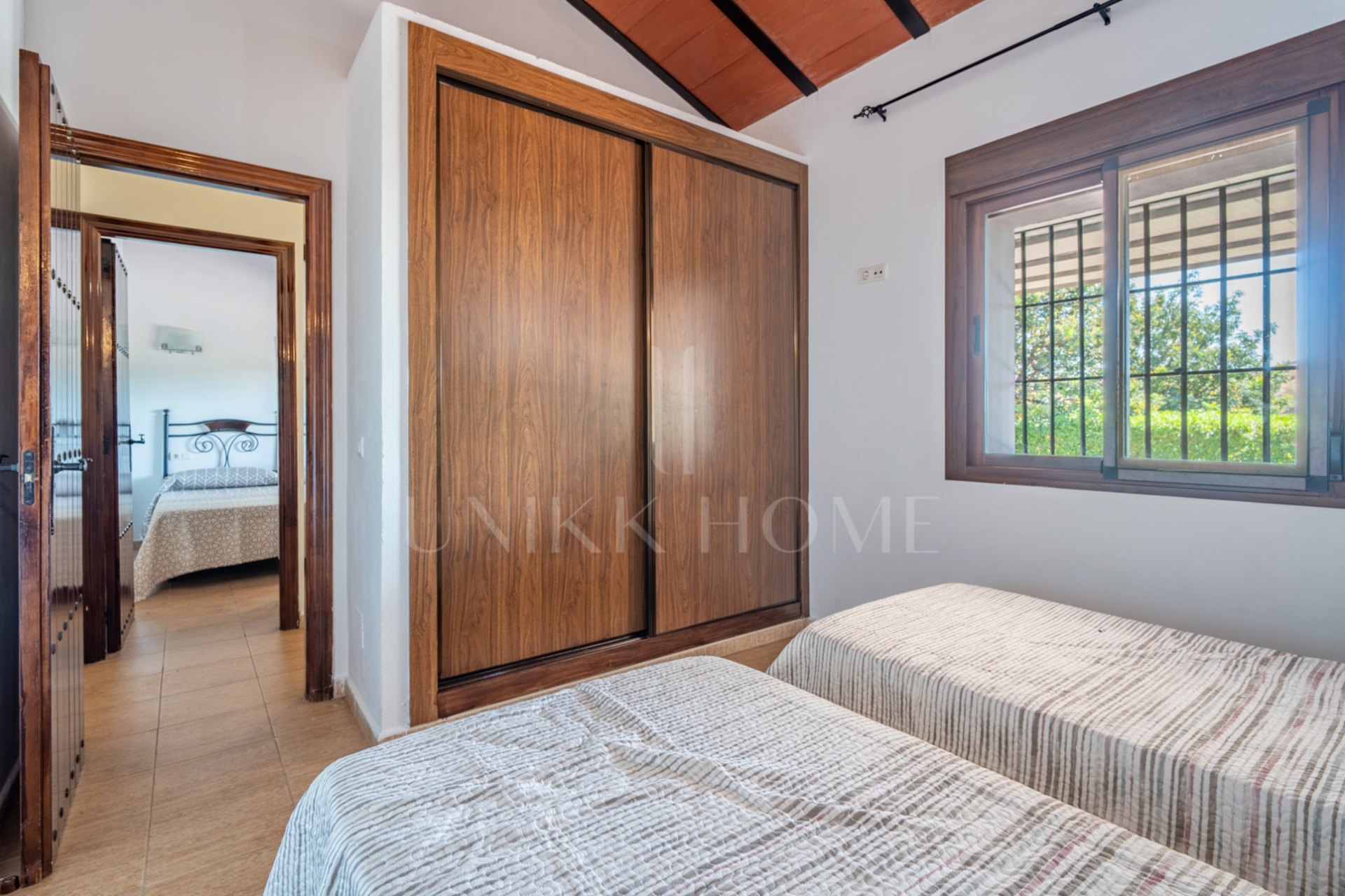 Discover this exceptional property located in a privileged natural environment, just a few minutes from the urban centre of Estación de Cártama. A unique opportunity both to enjoy a house surrounded by nature and to invest in a neg