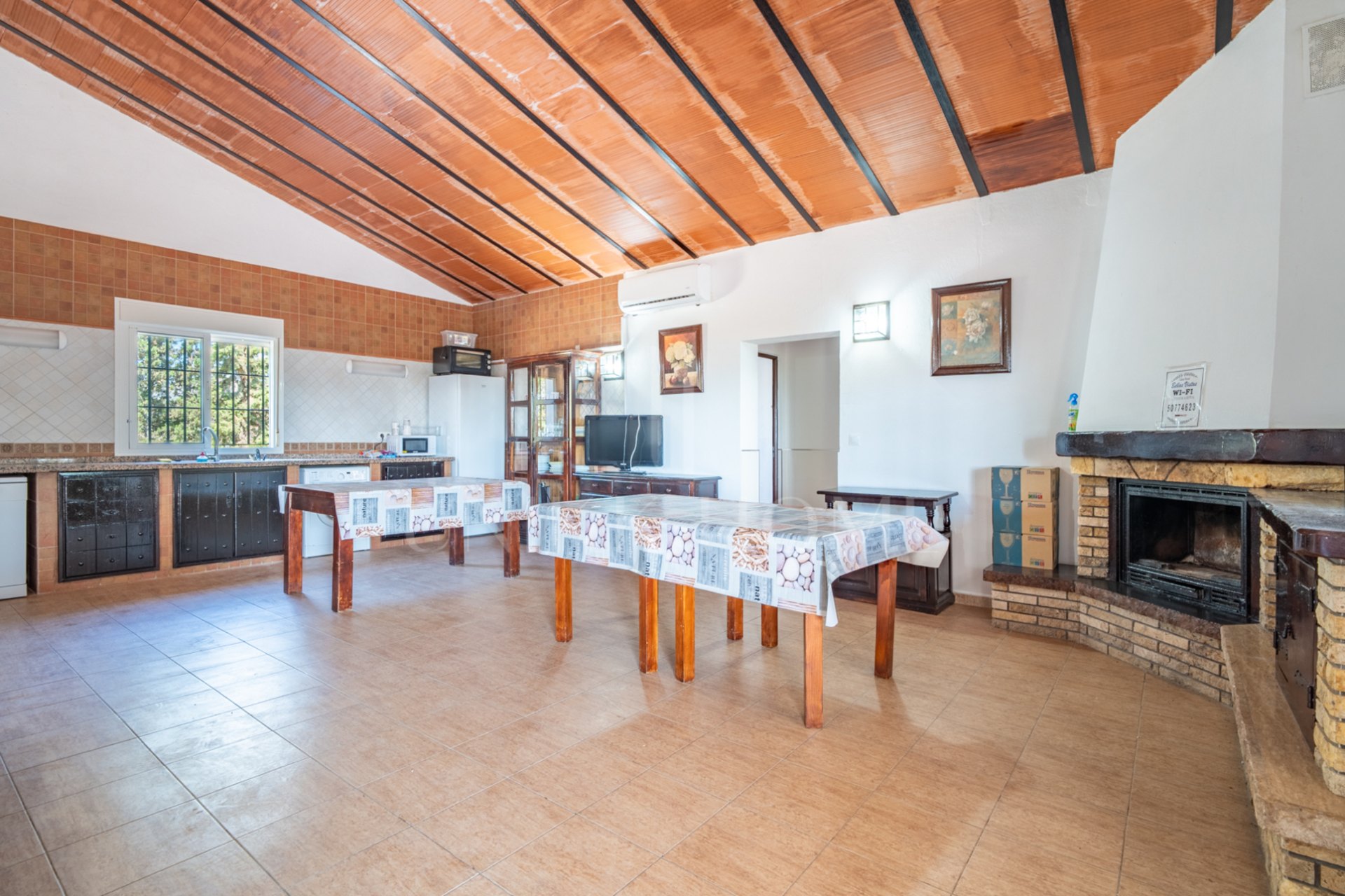 Discover this exceptional property located in a privileged natural environment, just a few minutes from the urban centre of Estación de Cártama. A unique opportunity both to enjoy a house surrounded by nature and to invest in a neg