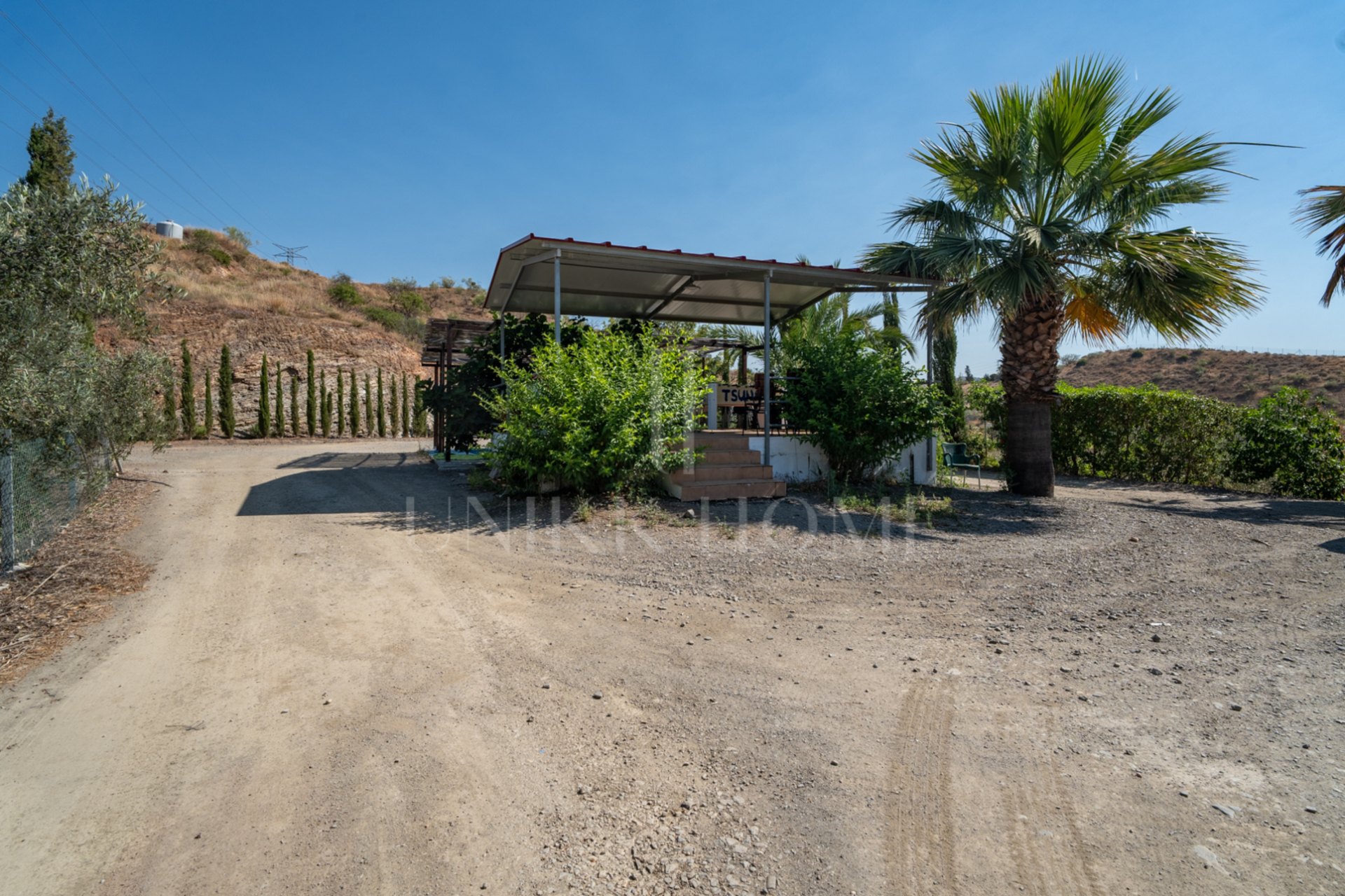 Discover this exceptional property located in a privileged natural environment, just a few minutes from the urban centre of Estación de Cártama. A unique opportunity both to enjoy a house surrounded by nature and to invest in a neg