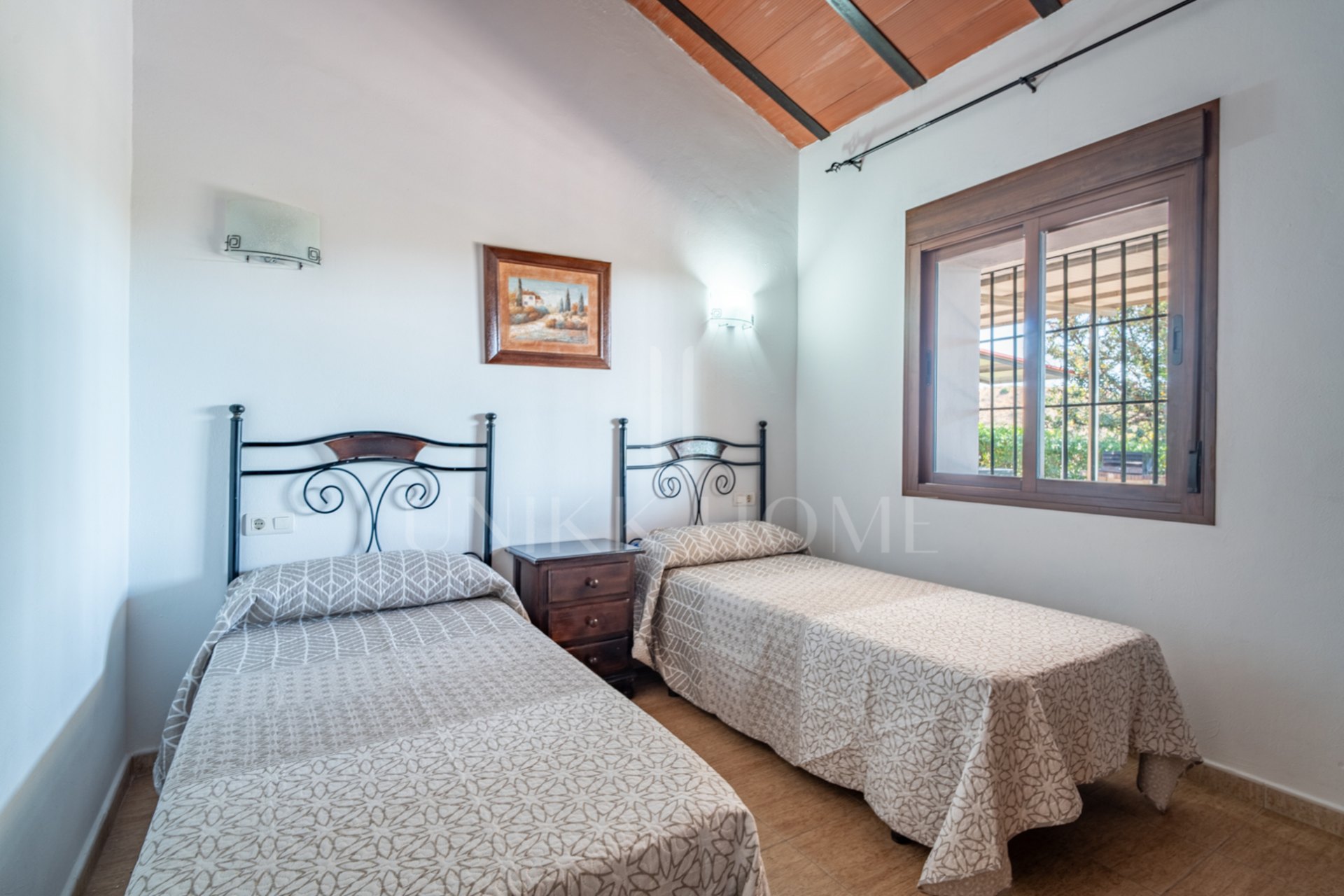 Discover this exceptional property located in a privileged natural environment, just a few minutes from the urban centre of Estación de Cártama. A unique opportunity both to enjoy a house surrounded by nature and to invest in a neg