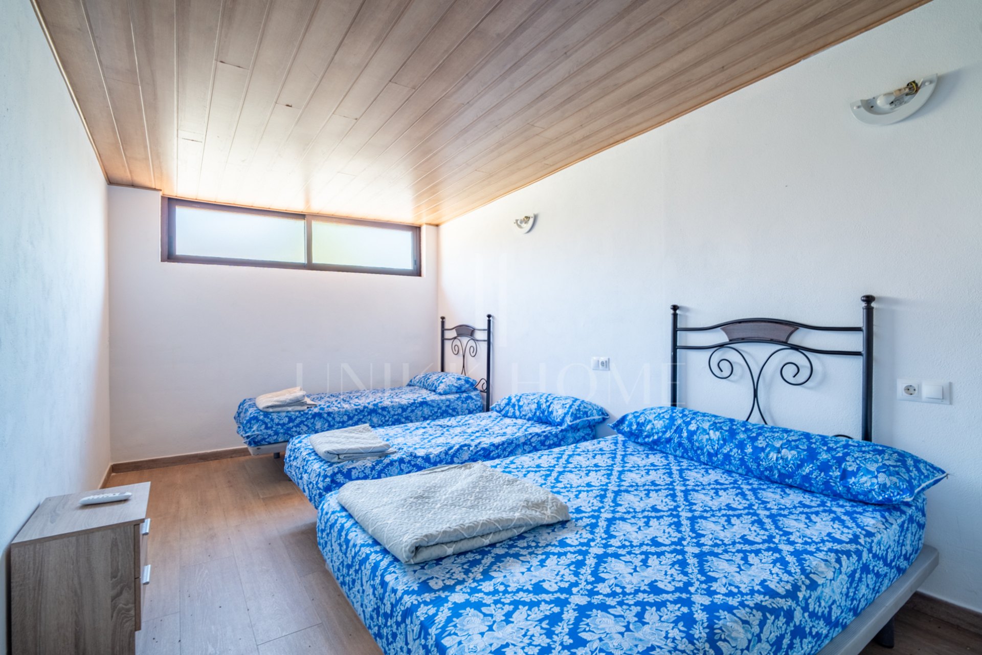Discover this exceptional property located in a privileged natural environment, just a few minutes from the urban centre of Estación de Cártama. A unique opportunity both to enjoy a house surrounded by nature and to invest in a neg