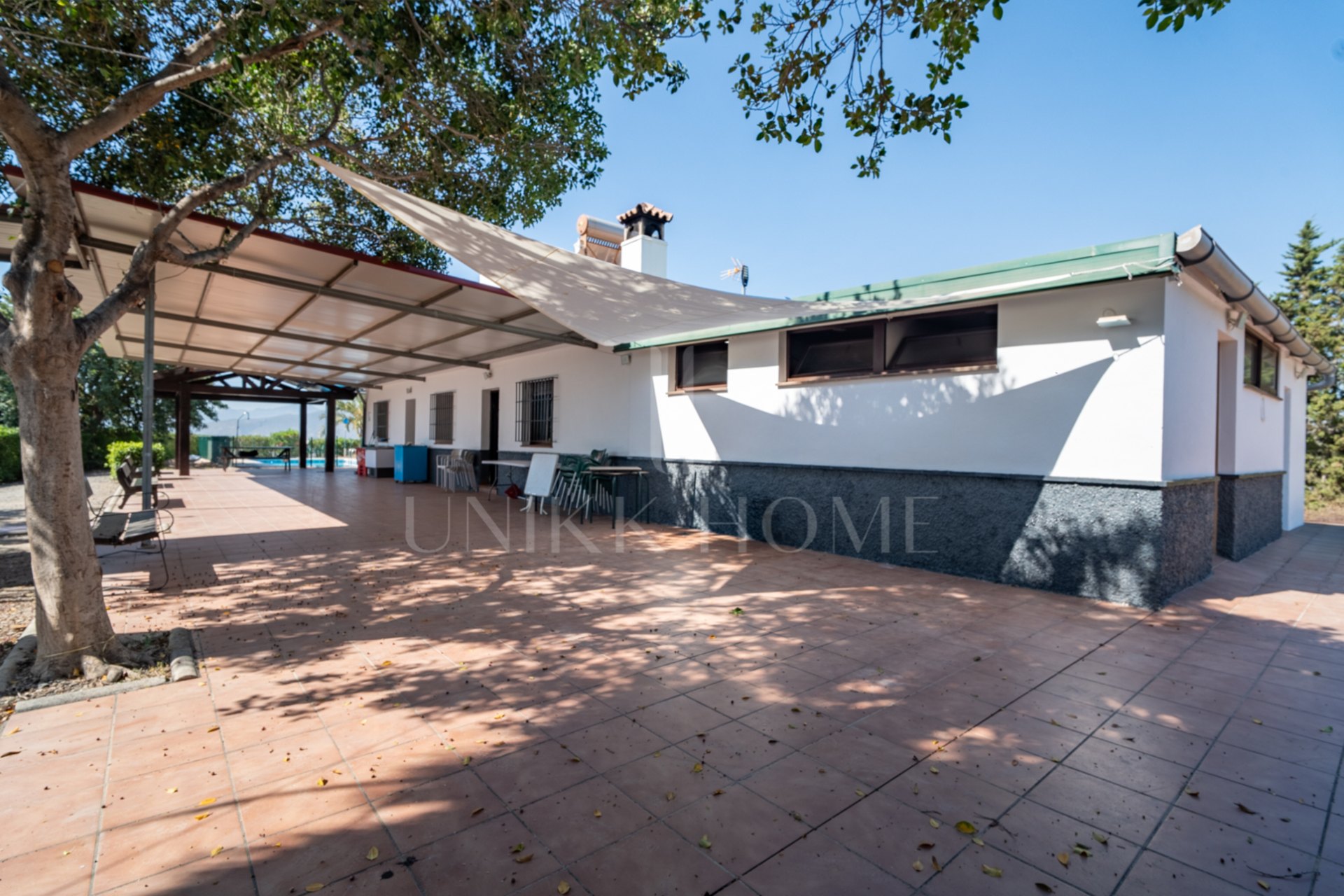 Discover this exceptional property located in a privileged natural environment, just a few minutes from the urban centre of Estación de Cártama. A unique opportunity both to enjoy a house surrounded by nature and to invest in a neg