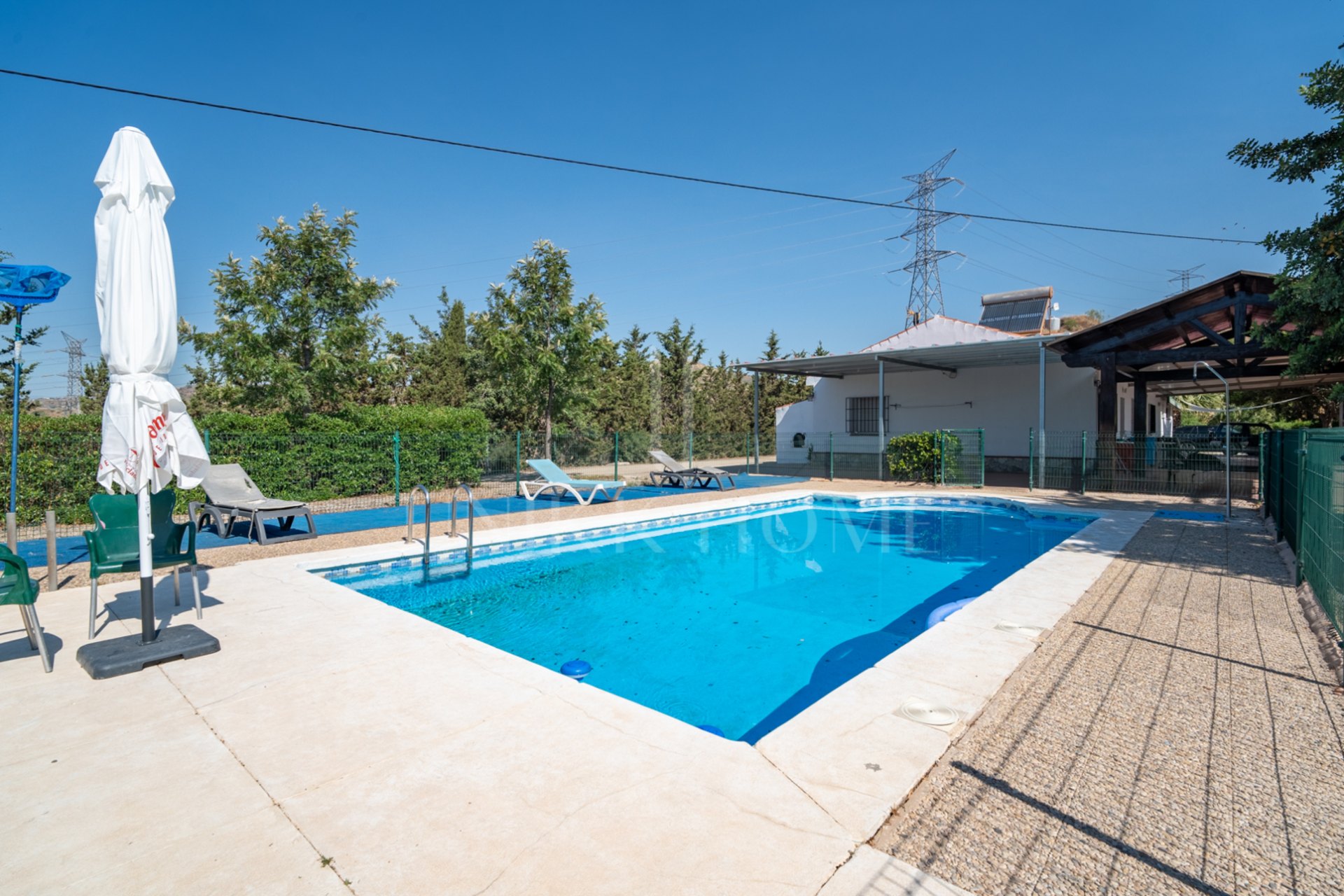 Discover this exceptional property located in a privileged natural environment, just a few minutes from the urban centre of Estación de Cártama. A unique opportunity both to enjoy a house surrounded by nature and to invest in a neg