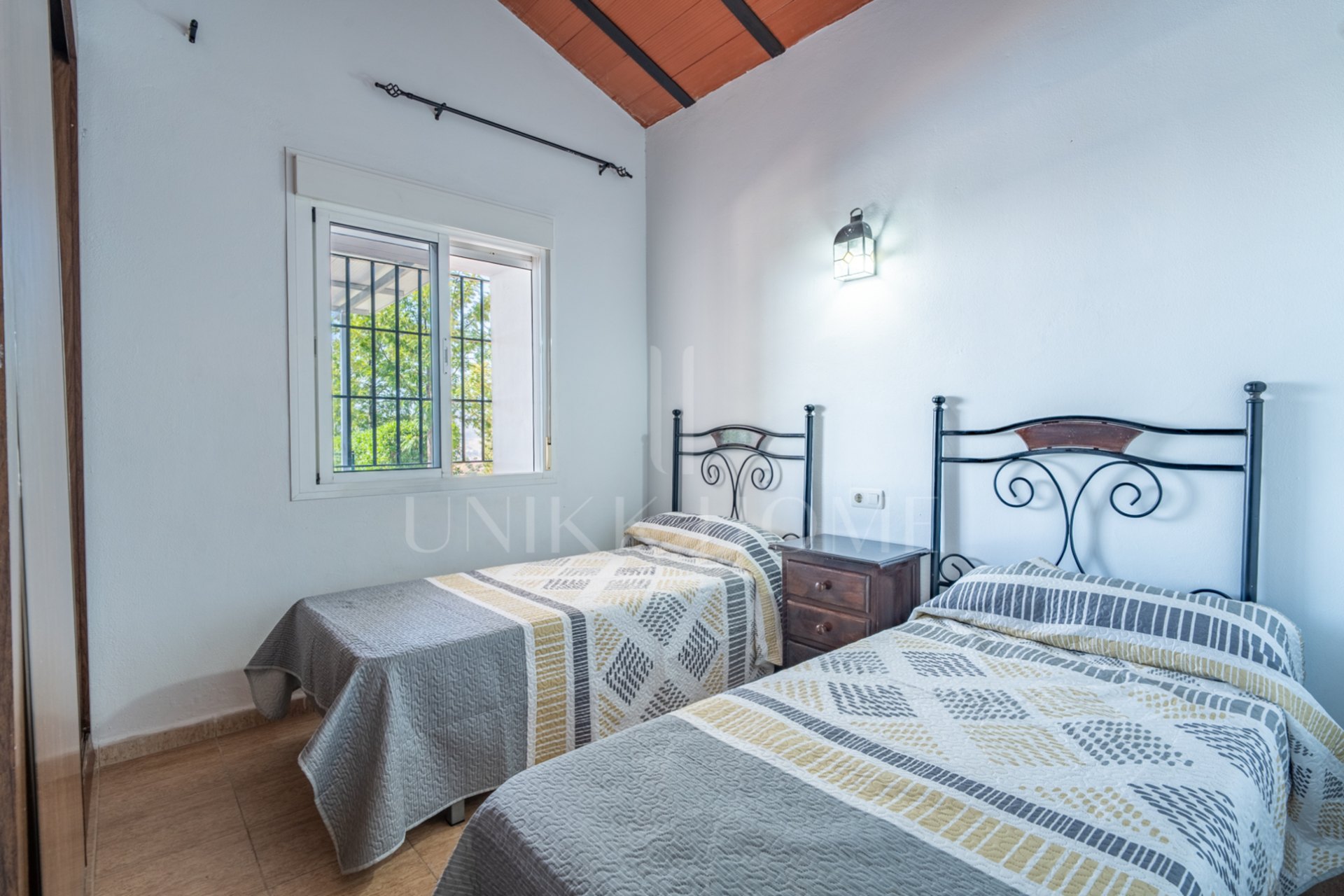Discover this exceptional property located in a privileged natural environment, just a few minutes from the urban centre of Estación de Cártama. A unique opportunity both to enjoy a house surrounded by nature and to invest in a neg