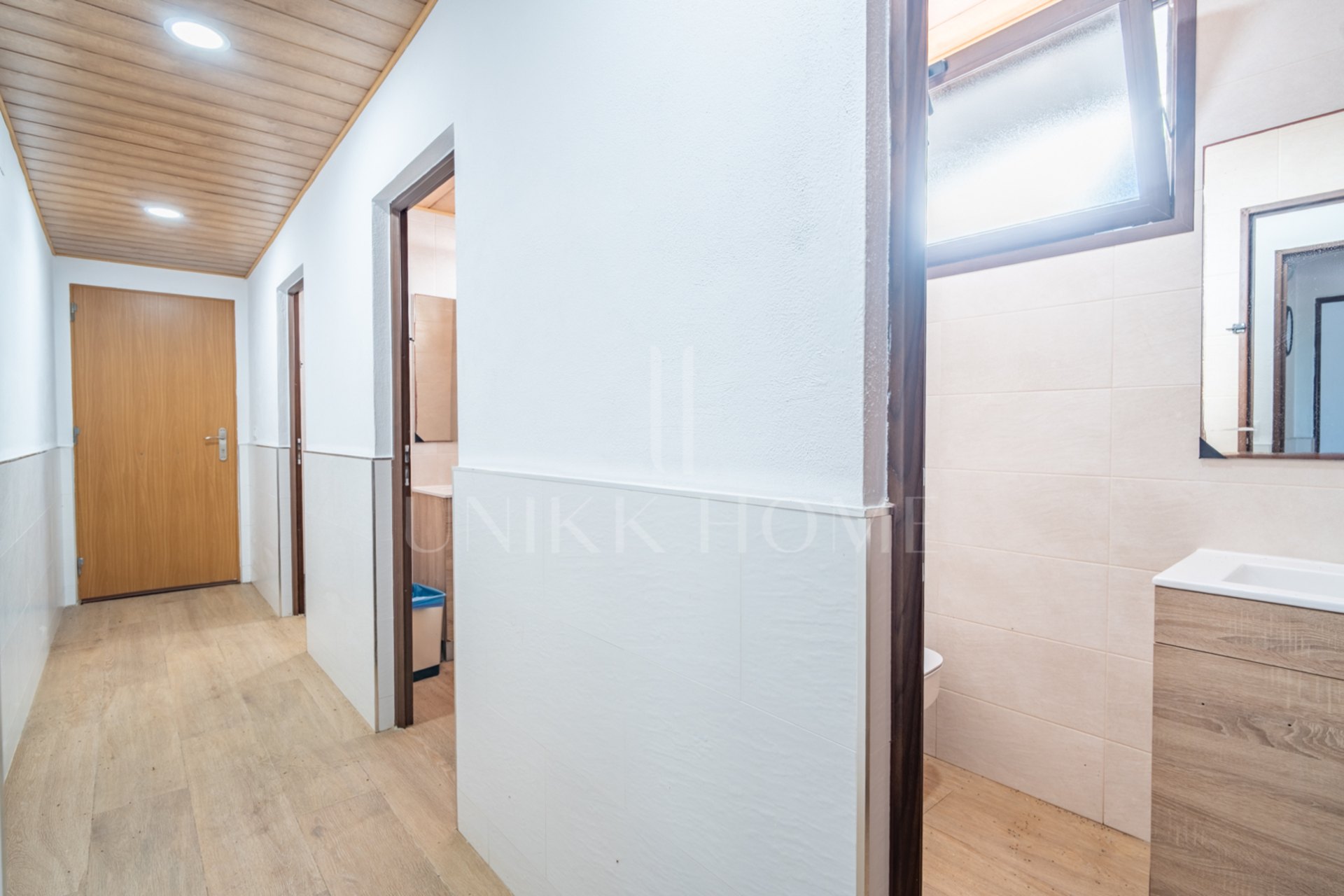 Discover this exceptional property located in a privileged natural environment, just a few minutes from the urban centre of Estación de Cártama. A unique opportunity both to enjoy a house surrounded by nature and to invest in a neg