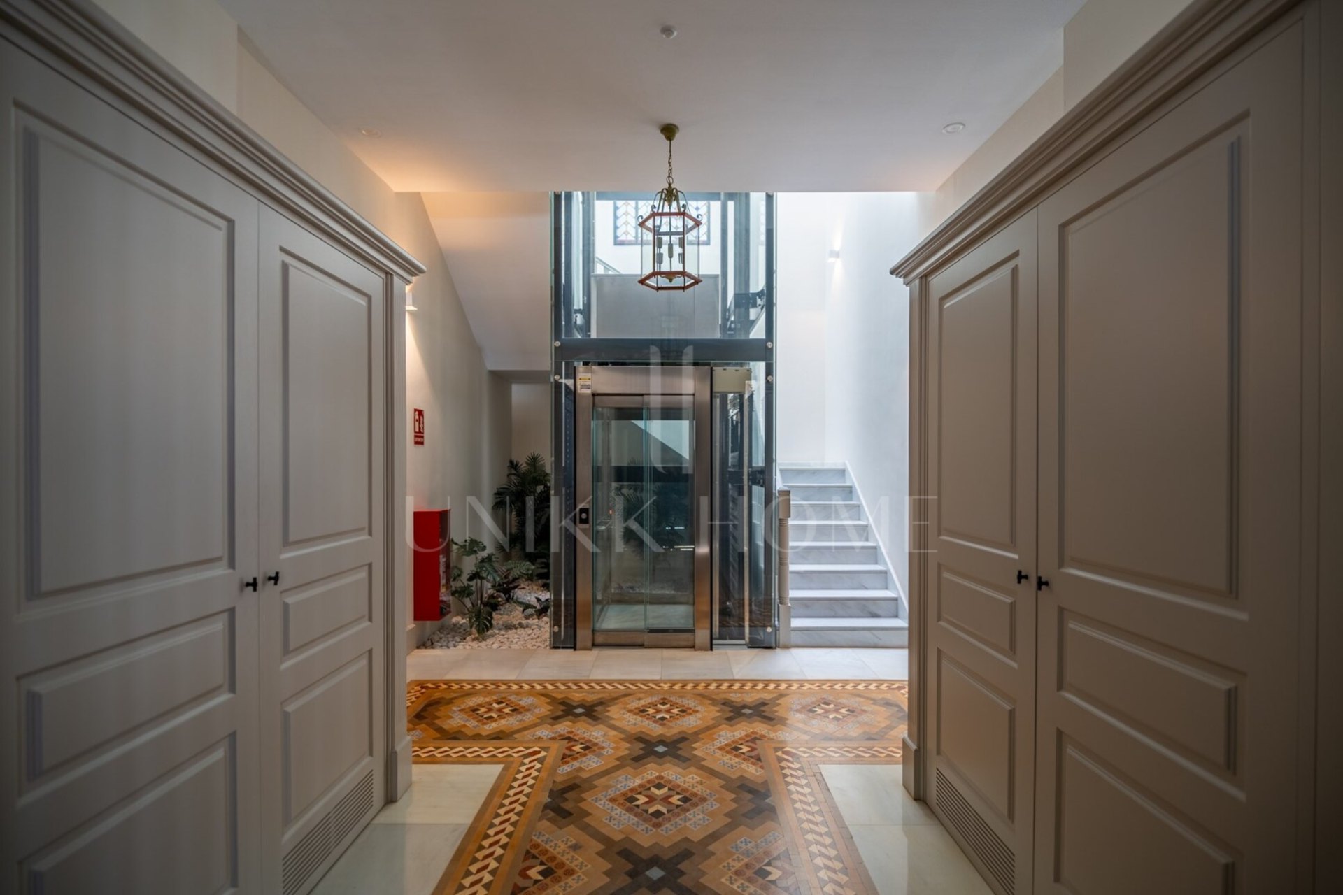 Exclusive luxury duplex in the historic palace of the Paseo de Sancha Discover a unique home in Malaga: a spectacular luxury duplex, completely renovated, located in a majestic palace of the early twentieth century designed by the renowned arqu