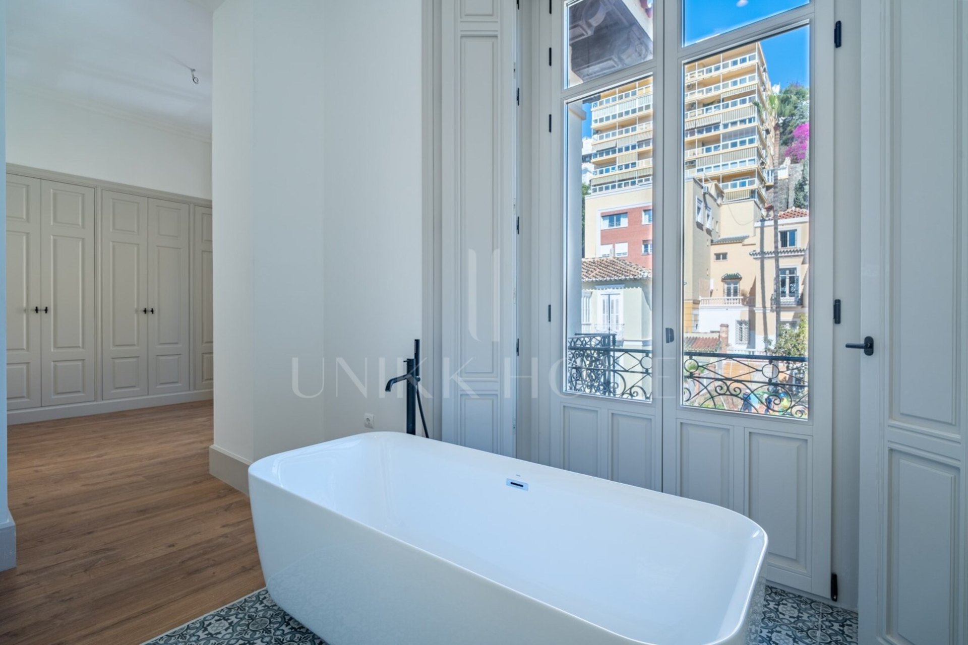 Exclusive luxury duplex in the historic palace of the Paseo de Sancha Discover a unique home in Malaga: a spectacular luxury duplex, completely renovated, located in a majestic palace of the early twentieth century designed by the renowned arqu