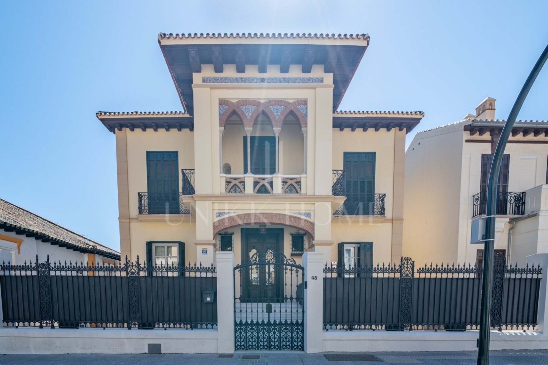 Exclusive luxury duplex in the historic palace of the Paseo de Sancha Discover a unique home in Malaga: a spectacular luxury duplex, completely renovated, located in a majestic palace of the early twentieth century designed by the renowned arqu