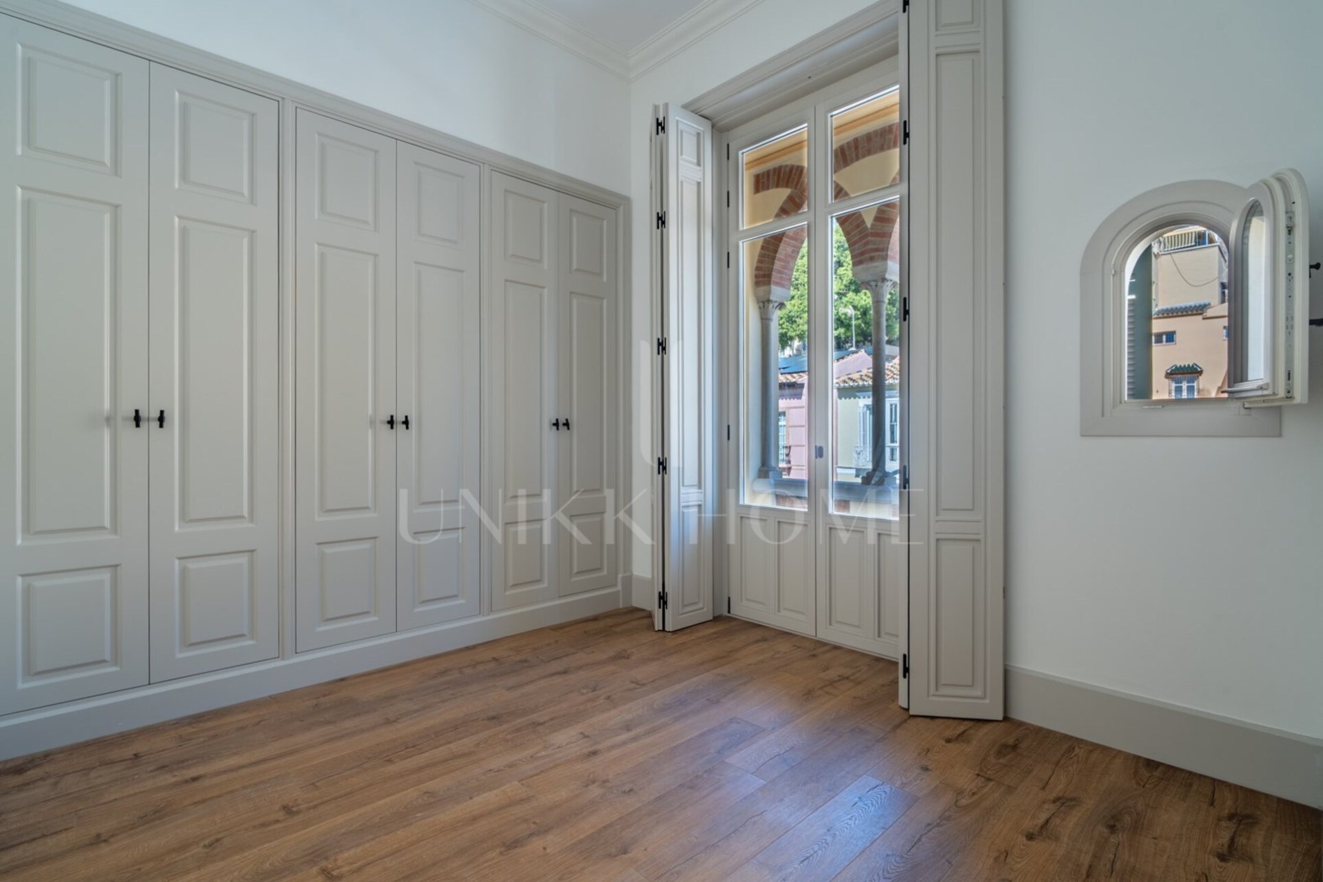 Exclusive luxury duplex in the historic palace of the Paseo de Sancha Discover a unique home in Malaga: a spectacular luxury duplex, completely renovated, located in a majestic palace of the early twentieth century designed by the renowned arqu