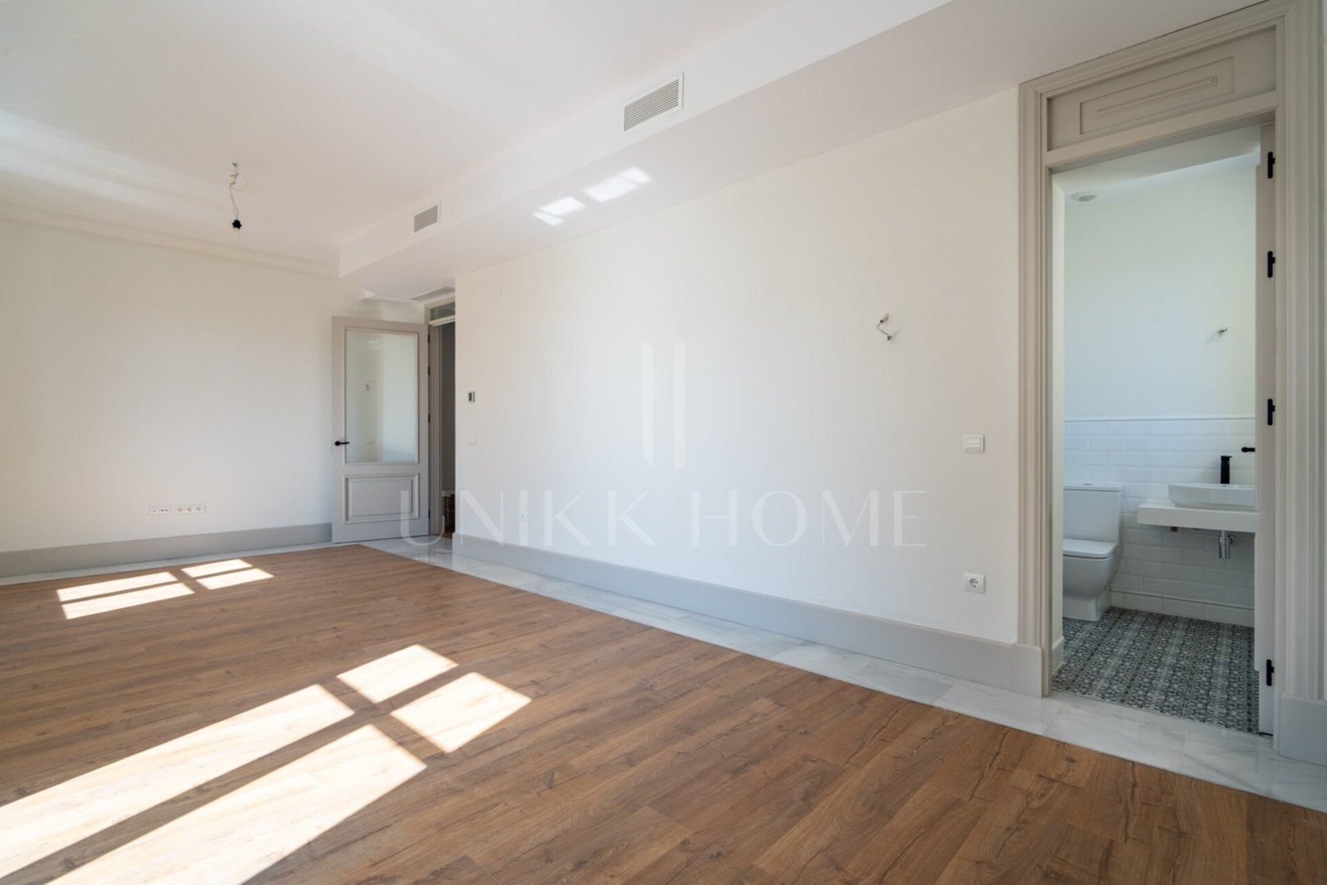 Exclusive luxury duplex in the historic palace of the Paseo de Sancha Discover a unique home in Malaga: a spectacular luxury duplex, completely renovated, located in a majestic palace of the early twentieth century designed by the renowned arqu