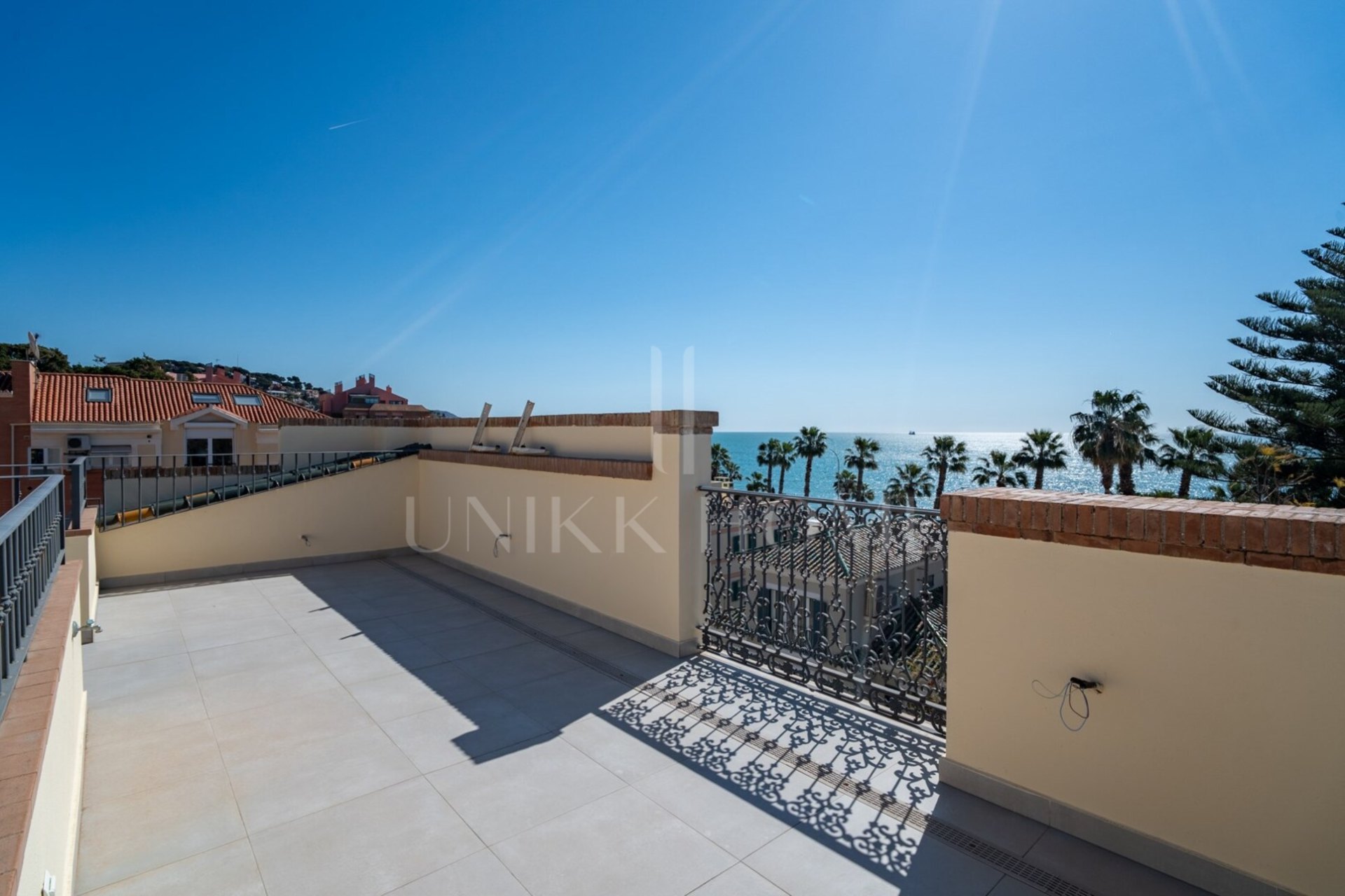 Exclusive luxury duplex in the historic palace of the Paseo de Sancha Discover a unique home in Malaga: a spectacular luxury duplex, completely renovated, located in a majestic palace of the early twentieth century designed by the renowned arqu