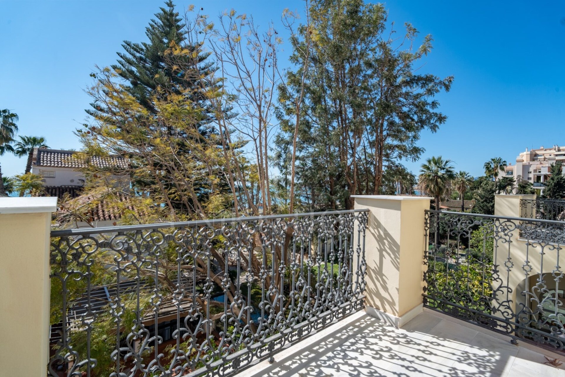 Exclusive luxury duplex in the historic palace of the Paseo de Sancha Discover a unique home in Malaga: a spectacular luxury duplex, completely renovated, located in a majestic palace of the early twentieth century designed by the renowned arqu