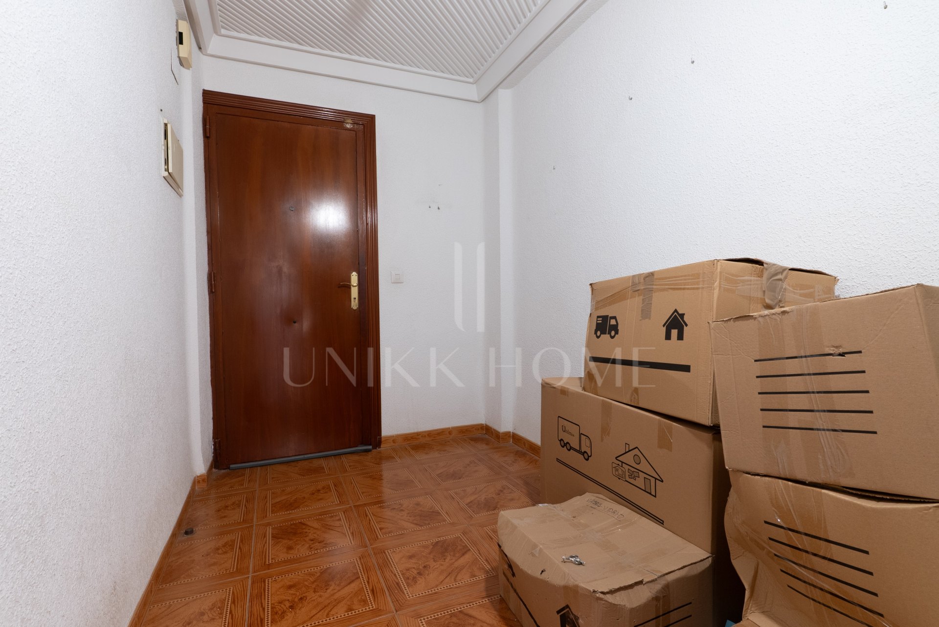 We present this apartment in a quiet pedestrian street of the Historical Center of Malaga. From the interior you enjoy direct views of the Cathedral, and the building dis