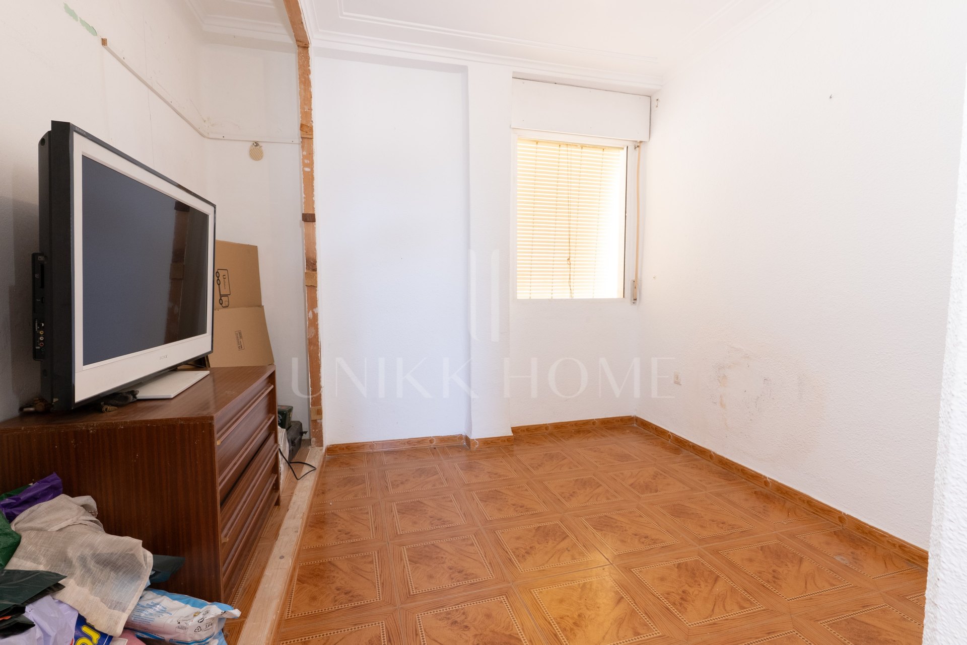 We present this apartment in a quiet pedestrian street of the Historical Center of Malaga. From the interior you enjoy direct views of the Cathedral, and the building dis