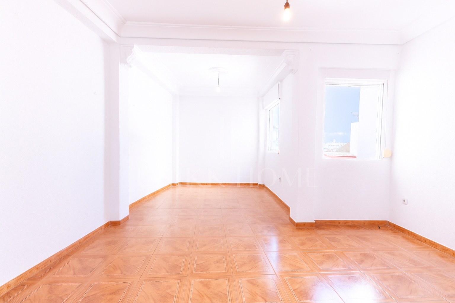 We present this apartment in a quiet pedestrian street of the Historical Center of Malaga. From the interior you enjoy direct views of the Cathedral, and the building dis
