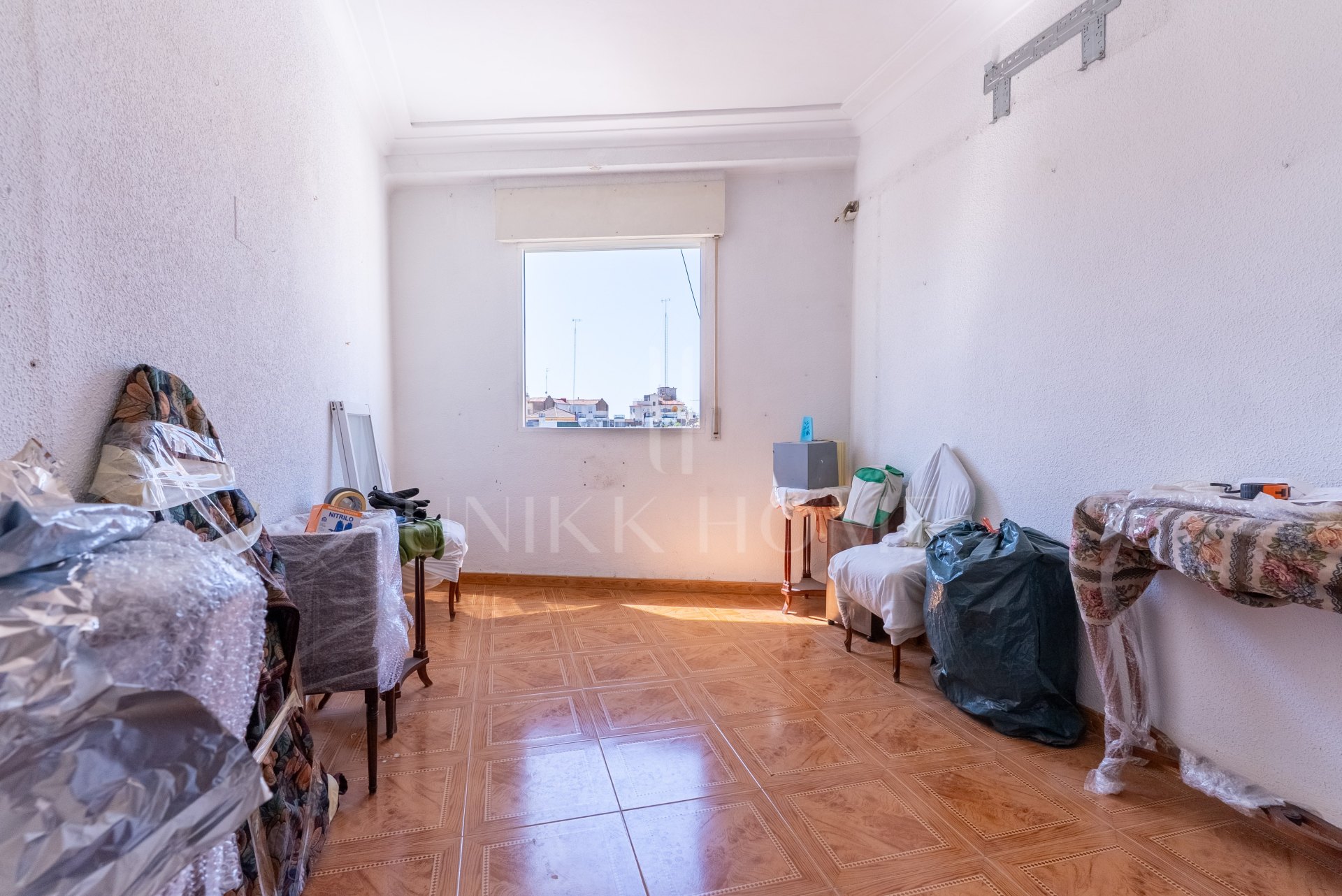 We present this apartment in a quiet pedestrian street of the Historical Center of Malaga. From the interior you enjoy direct views of the Cathedral, and the building dis