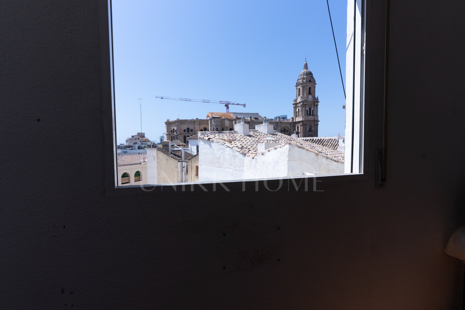 We present this apartment in a quiet pedestrian street of the Historical Center of Malaga. From the interior you enjoy direct views of the Cathedral, and the building dis