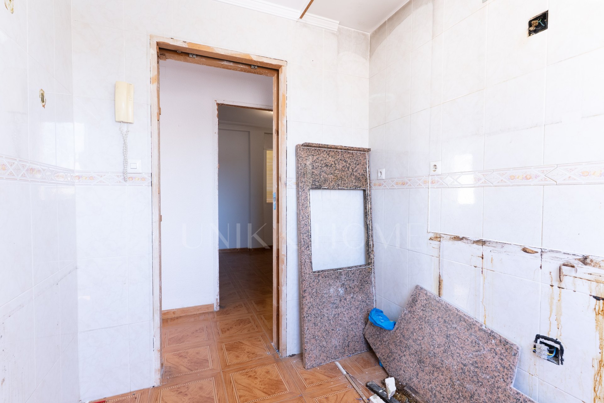 We present this apartment in a quiet pedestrian street of the Historical Center of Malaga. From the interior you enjoy direct views of the Cathedral, and the building dis