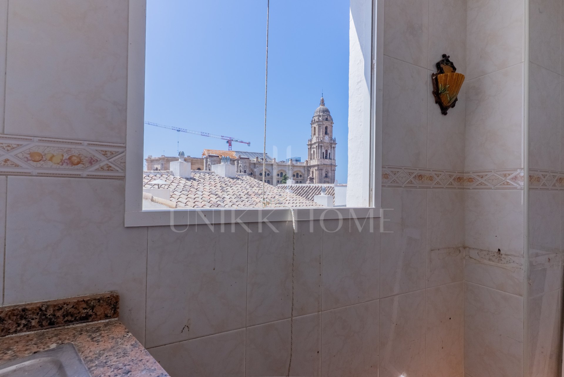 We present this apartment in a quiet pedestrian street of the Historical Center of Malaga. From the interior you enjoy direct views of the Cathedral, and the building dis