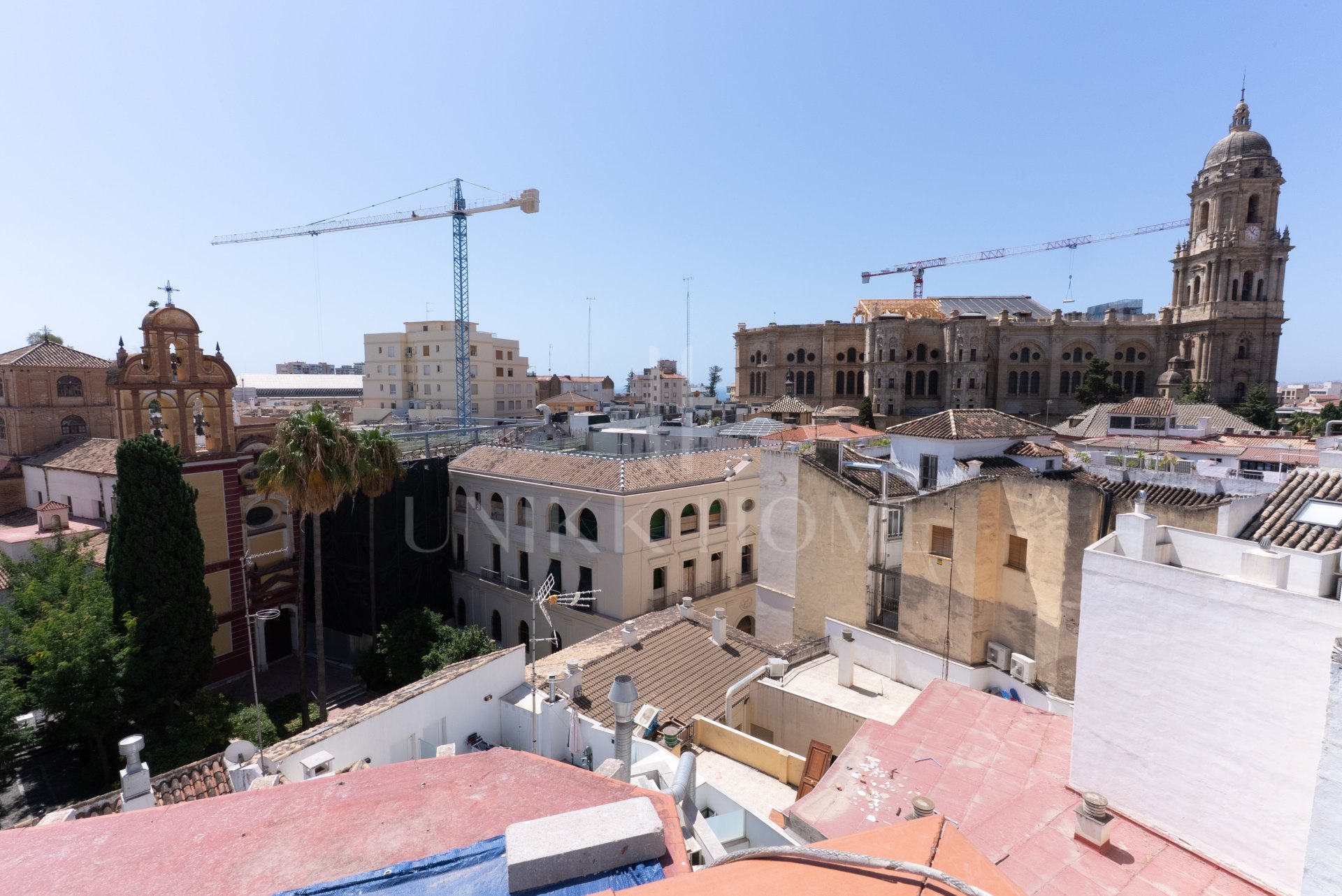 We present this apartment in a quiet pedestrian street of the Historical Center of Malaga. From the interior you enjoy direct views of the Cathedral, and the building dis